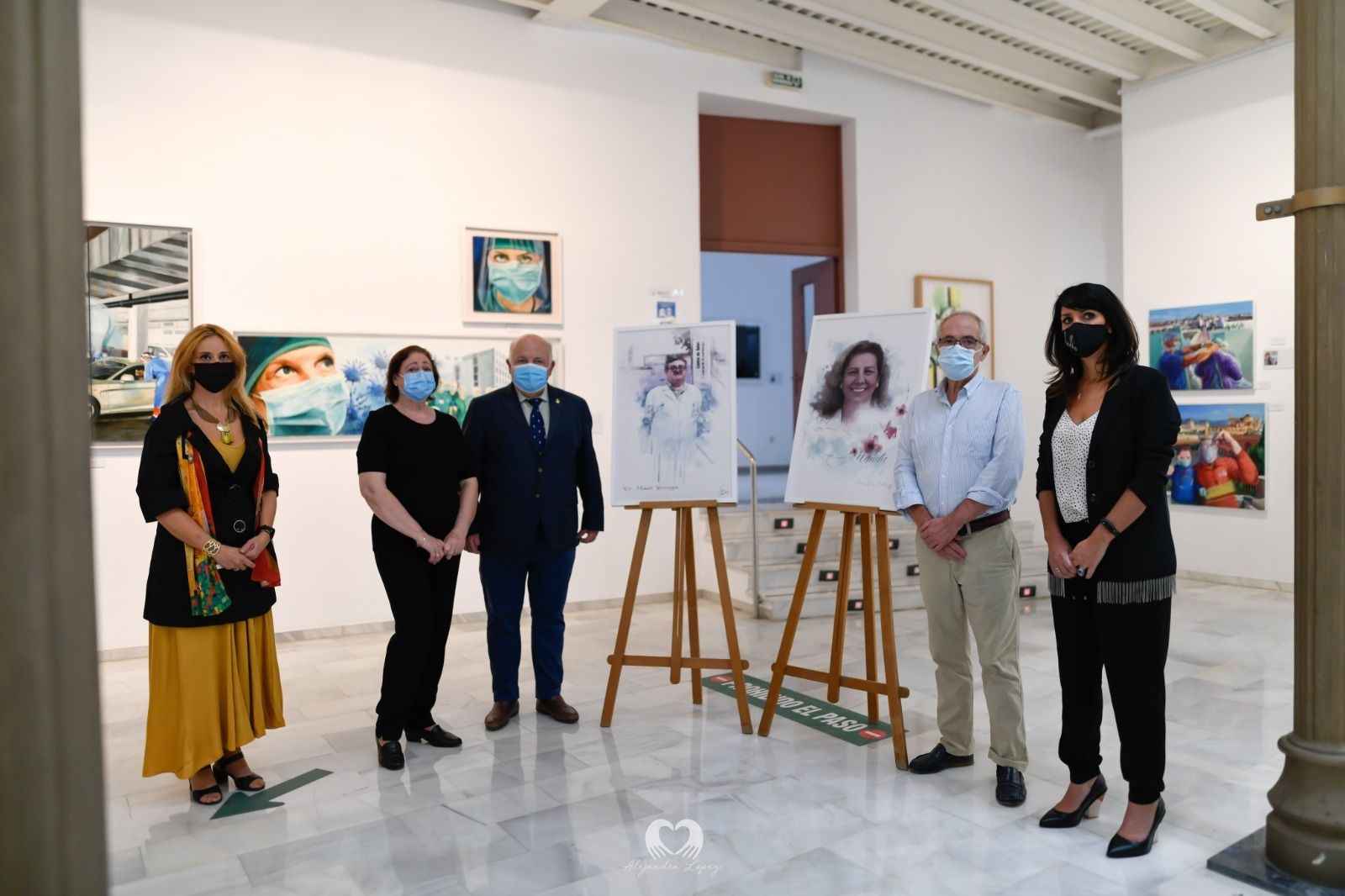 Entrega de las creaciones a las familias de los dos sanitarios fallecidos.
