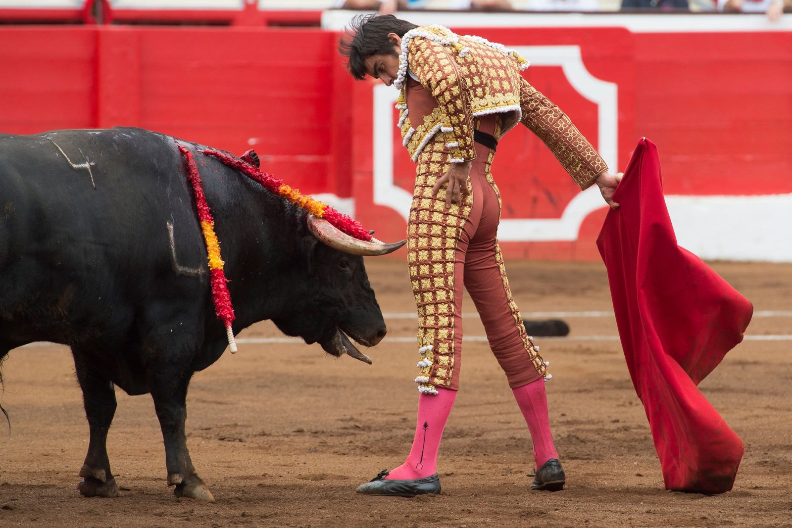 Miguel Ángel Perera, en un arrimón en una de sus faenas.