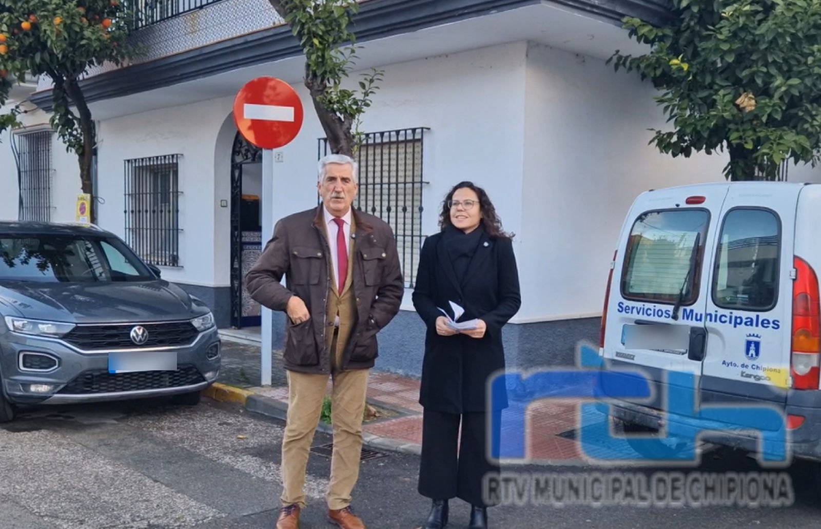 El alcalde de Chipiona, Luis Mario Aparcero, junto a la delegada de Medio Ambiente, Laura Román.
