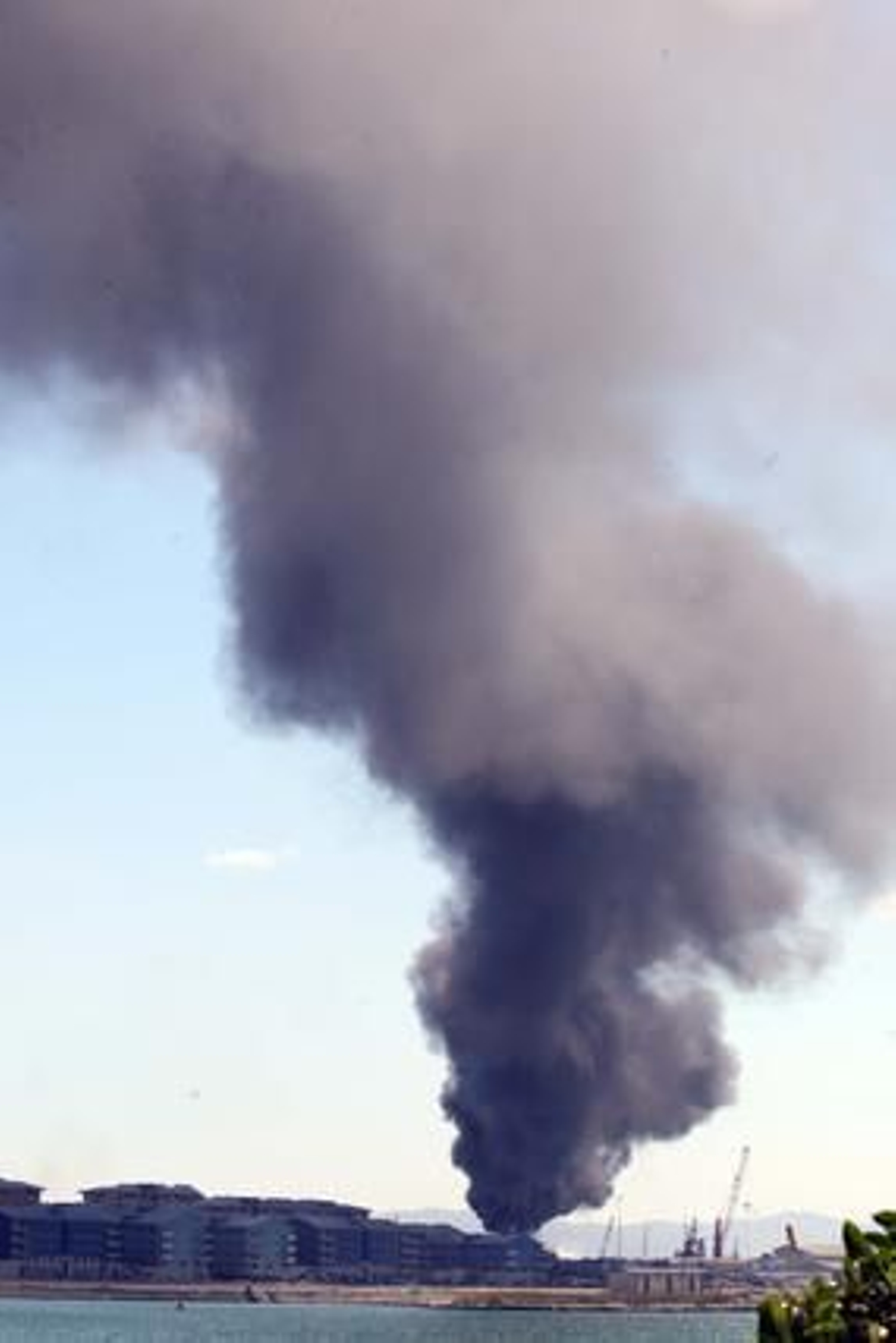 Dos personas resultan heridas en la explosión de un tanque de combustible en el puerto de Gibraltar. 

Foto: Paco Guerrero