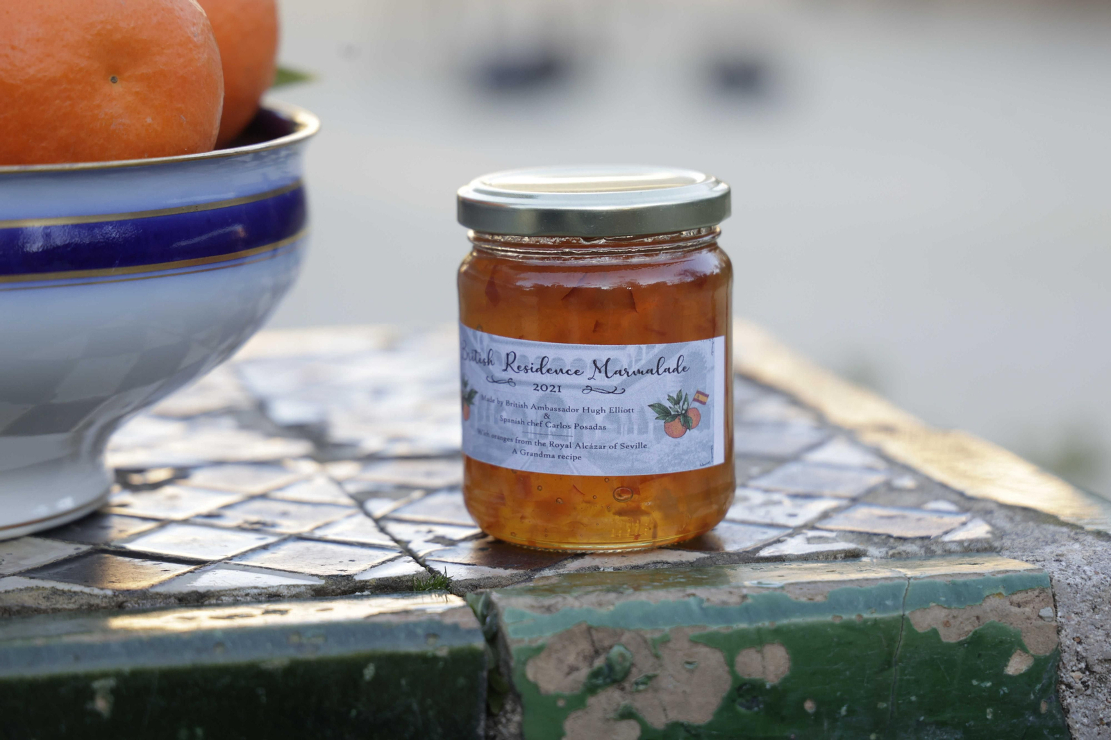 El bote de mermelada elaborado por la Embajada británica en España con naranjas amargas del Alcázar.