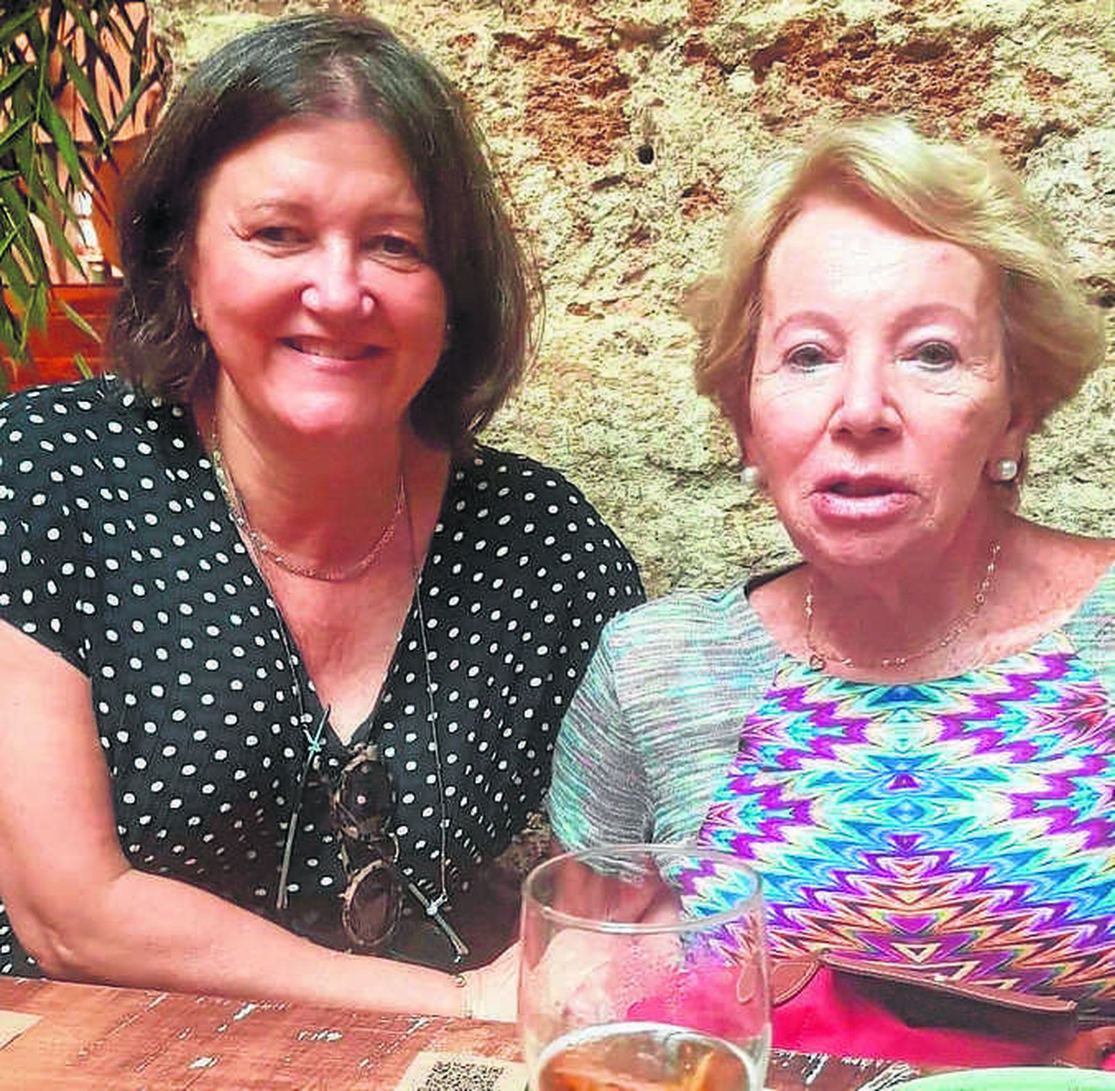 La homenajeada Lola Castellano con su ahijada María Jesús Catalina Alarcón.