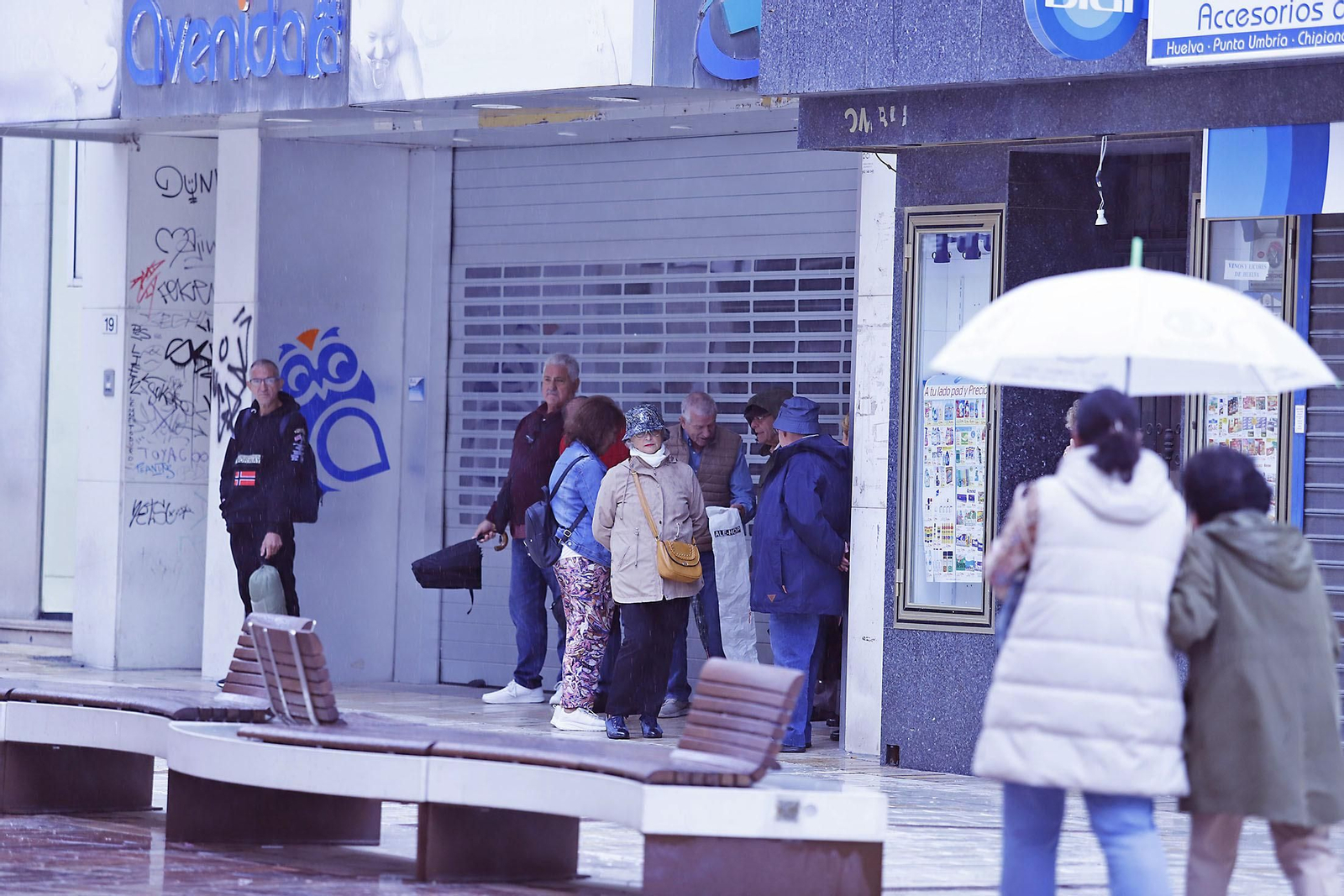 Imágenes de la mañana lluviosa de domingo en Huelva