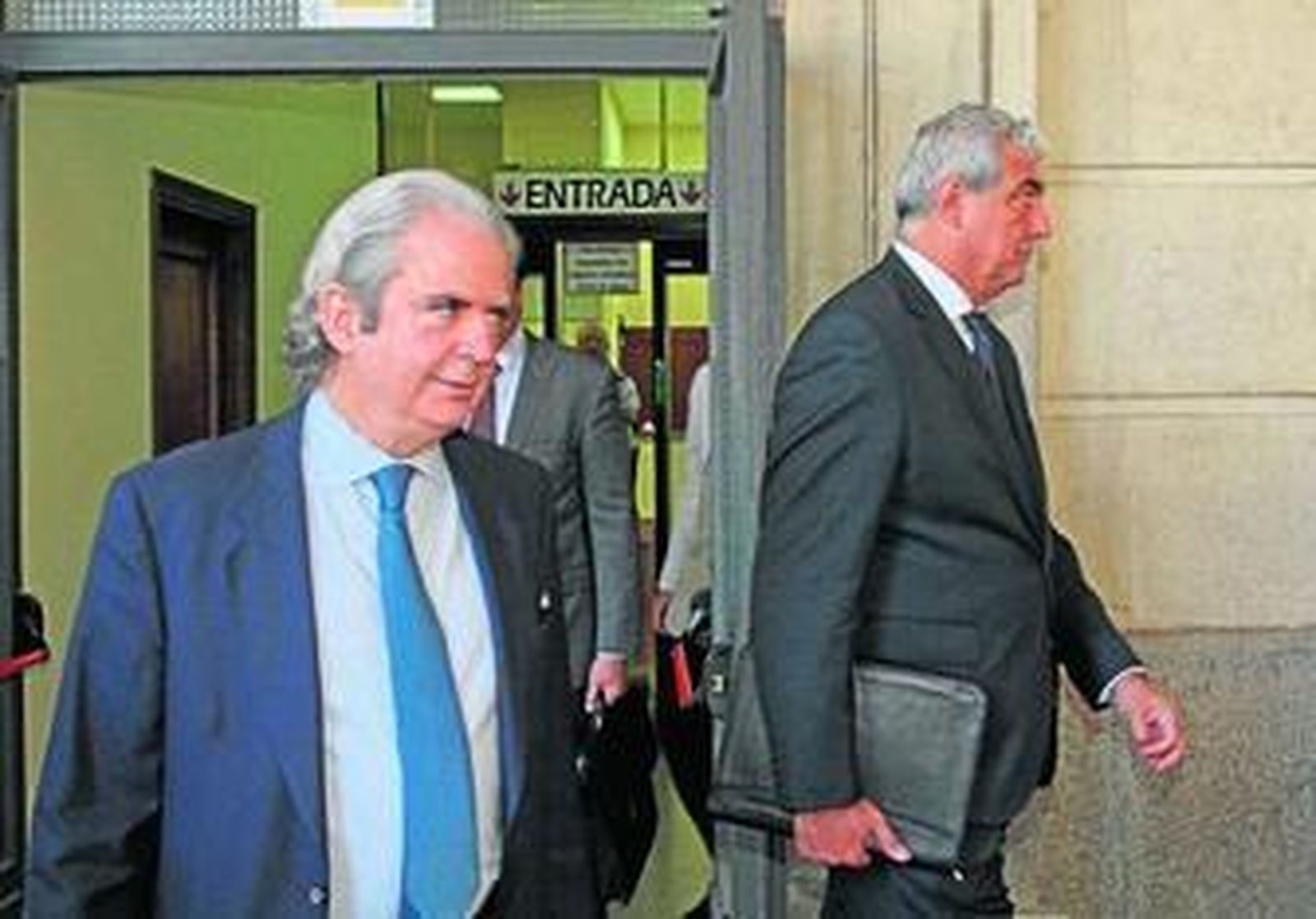 El abogado José María Mohedano, en primer plano, con el ex director general de Presupuestos Antonio Vicente Lozano en los juzgados de Sevilla.
