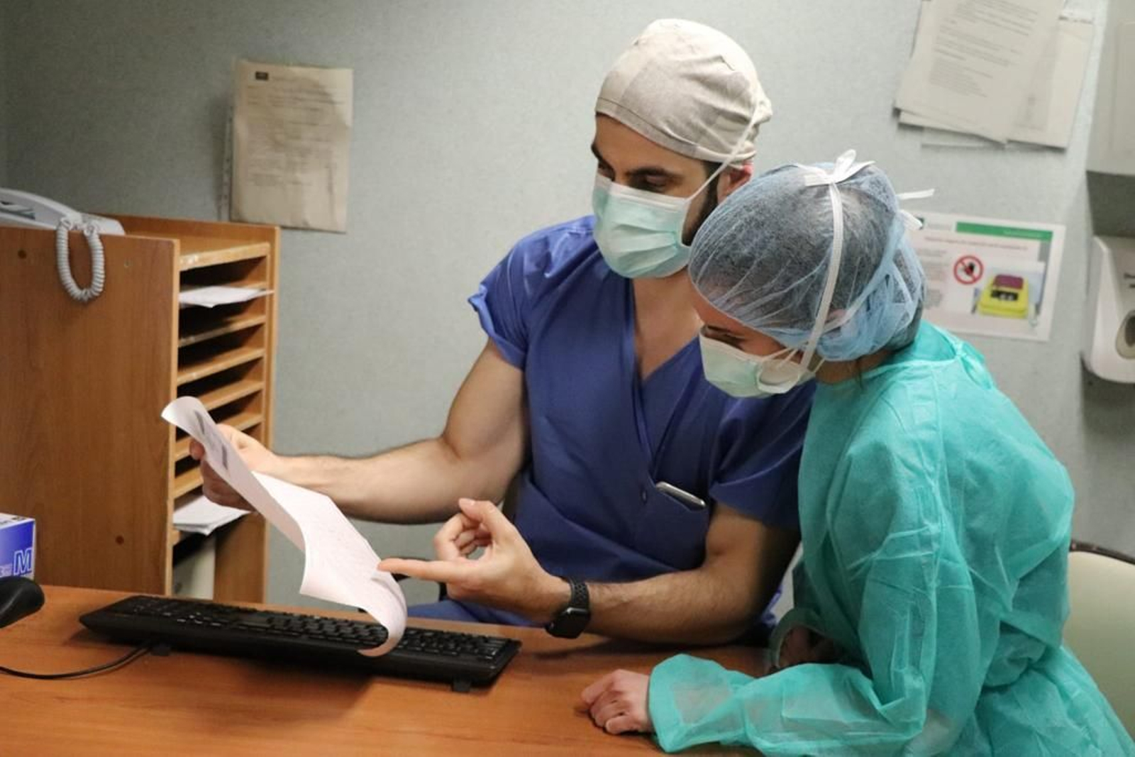 El trabajo en las Urgencias del Reina Sofía, retratado por los propios profesionales