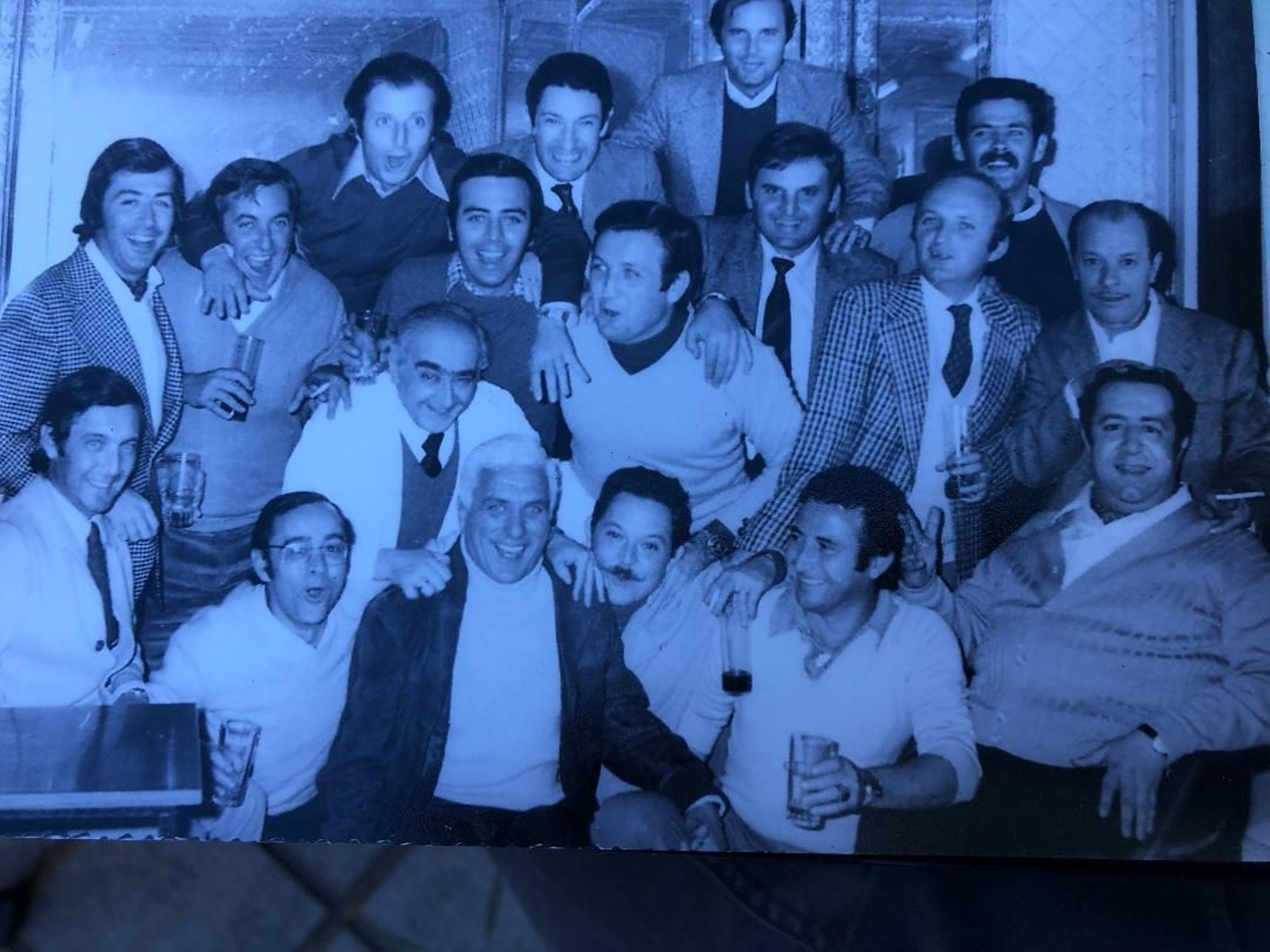 Jesús Gracia, José Carlos y Francisco Javier Larrañaga, Agustín Blázquez, Robertoy Fernando  Martínez del Cerro, Miguel Nuche, Antonio ‘El limpia’, Nino Rodrigo Paredes, Juan Pablo y José Luis Lacave, Paco Barea y Salvador Pérez Posada, entre  otros, en una reunión de El Parisién.
