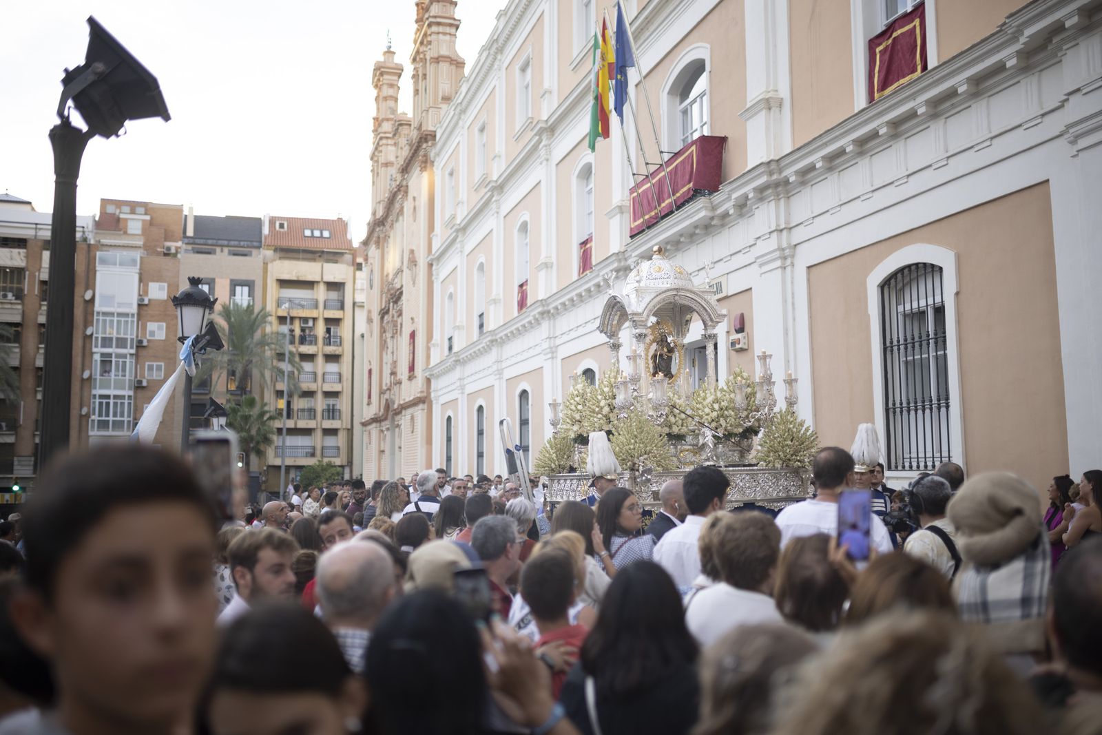 Imágenes de la procesión de la Virgen de la Cinta por el centro de la ciudad