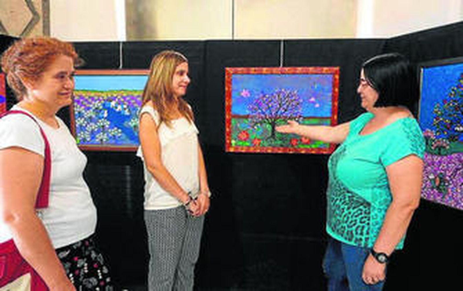 La concejala de Cultura de Vera con dos de las artistas.