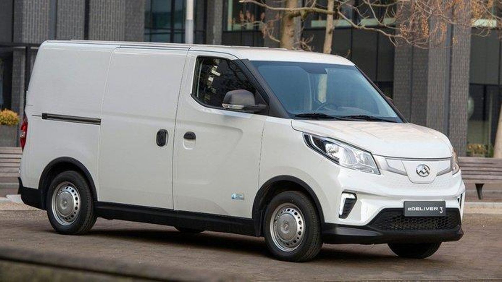 Consume poco, especialmente en ciudad o carreteras interurbanas; aunque tampoco es particularmente rápida: de 0 a 100 km/h entre 11 y 13 segundos, según la versión elegida.