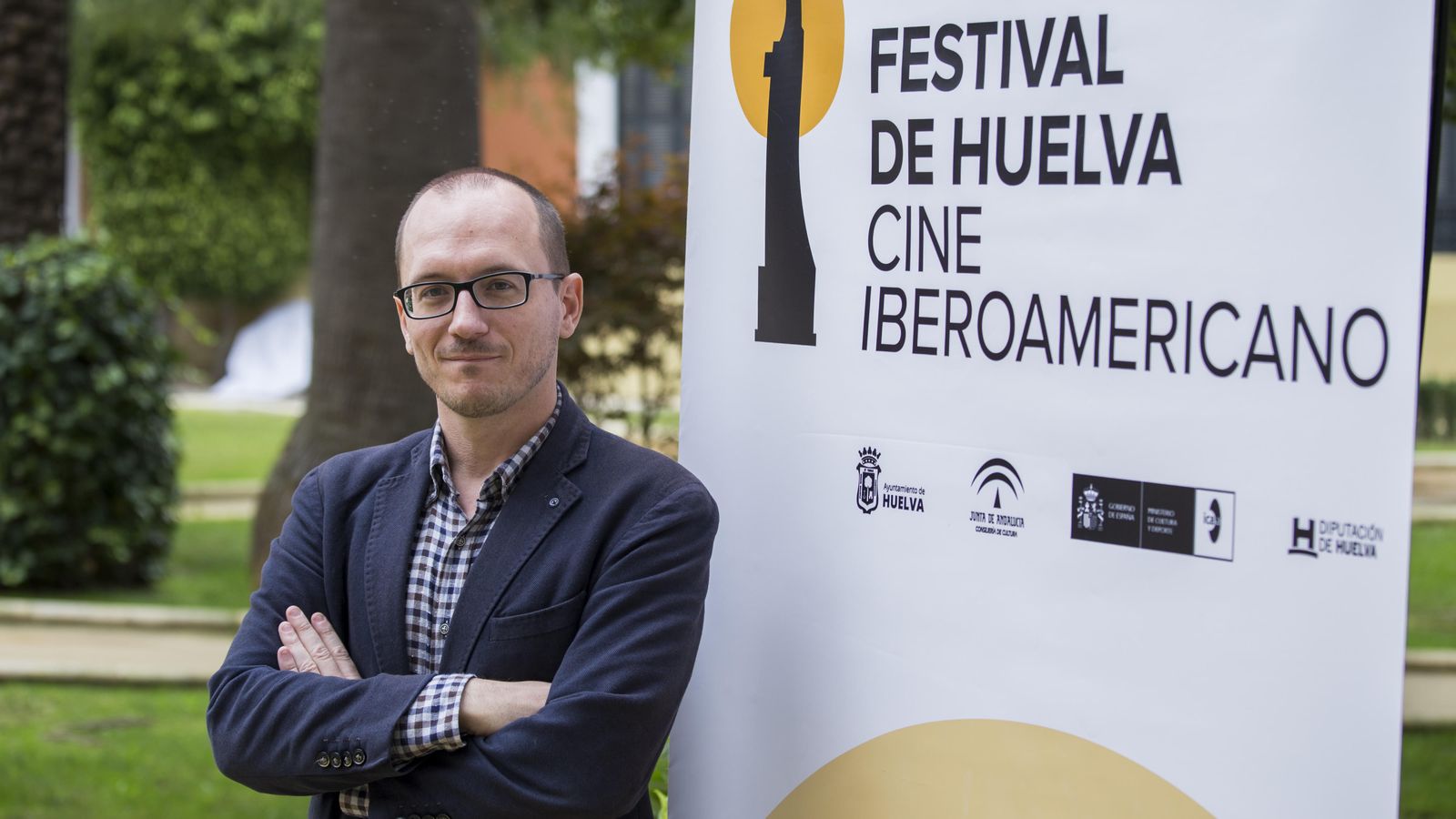 El director del Festival, Manuel H. Martín, posa junto al nuevo logo en la Casa Colón