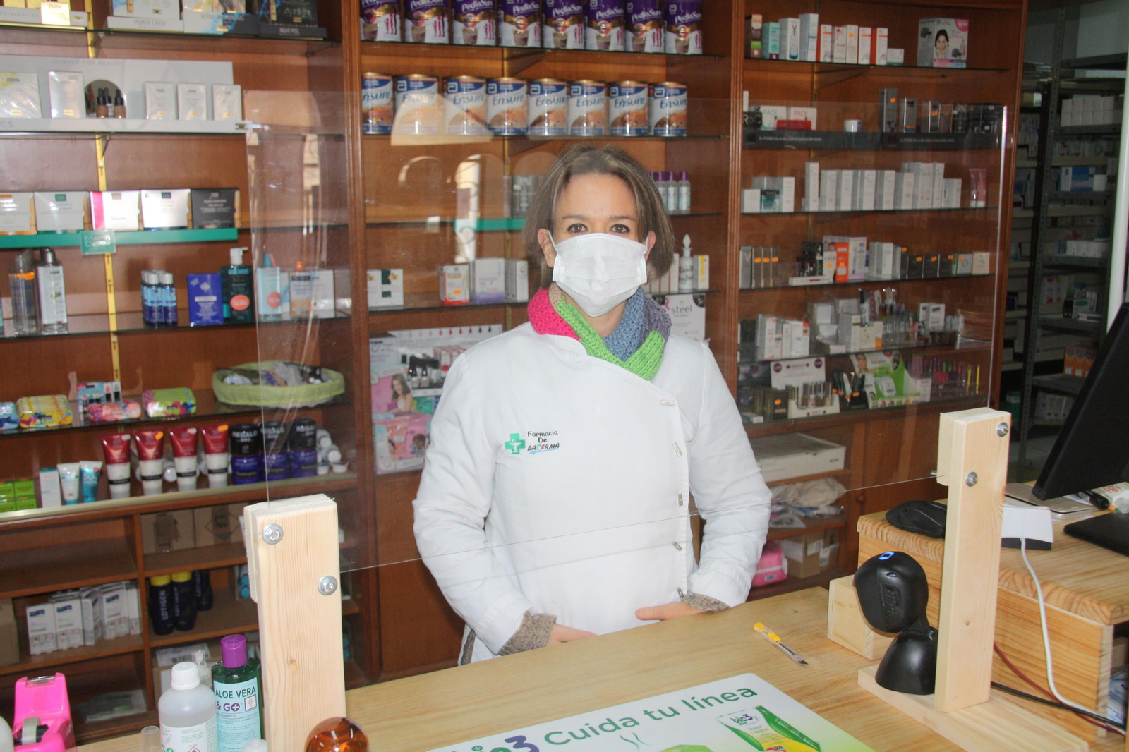 La farmacéutica María José García, en su establecimiento de Balerma.