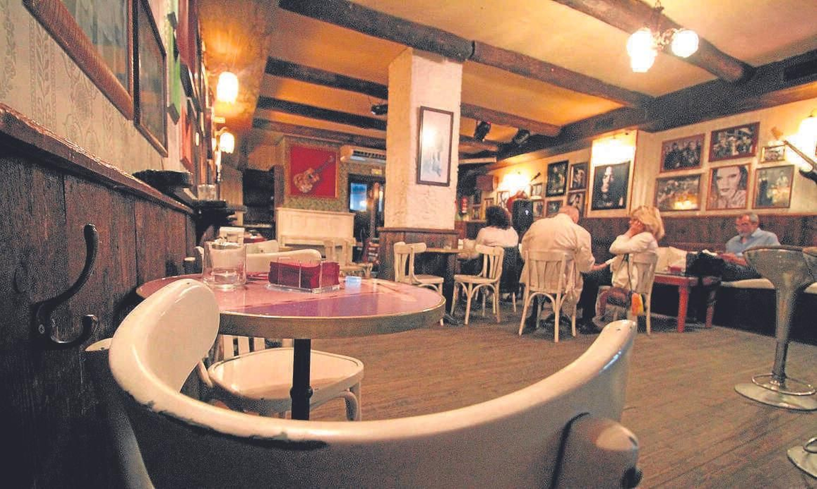 Personas conversan en un bar.