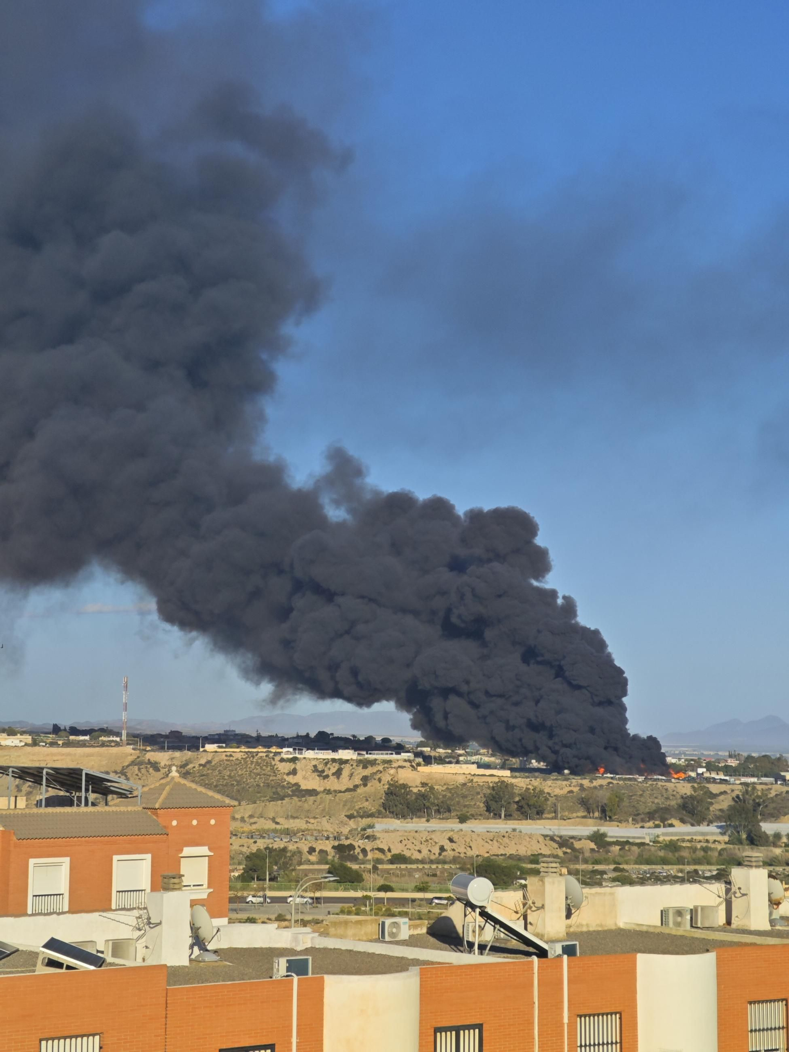 Las imágenes del incendio de la planta de reciclaje en Almería