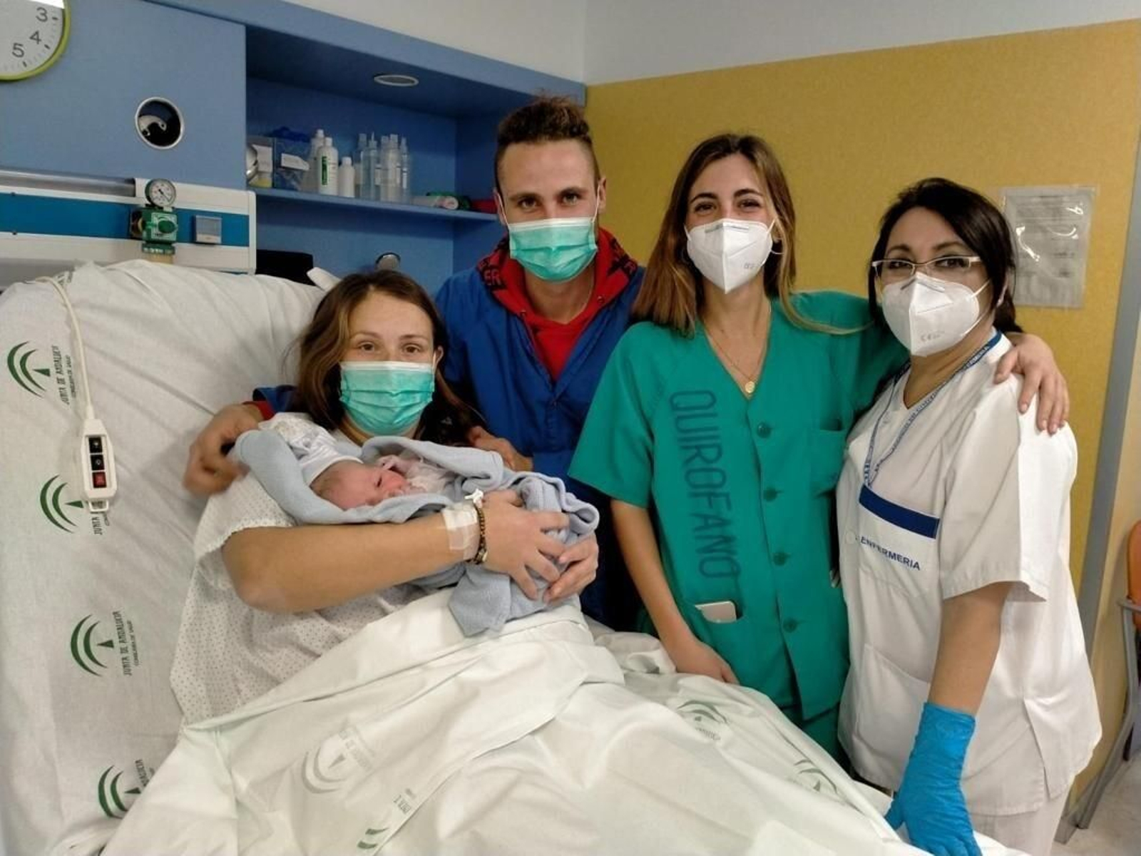 Chiara Luna, el primer bebé andaluz de 2021, nace en el Materno Infantil de Málaga.