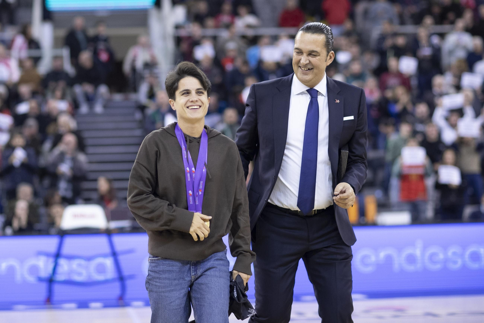 María Pérez fue homenajeada antes del partido