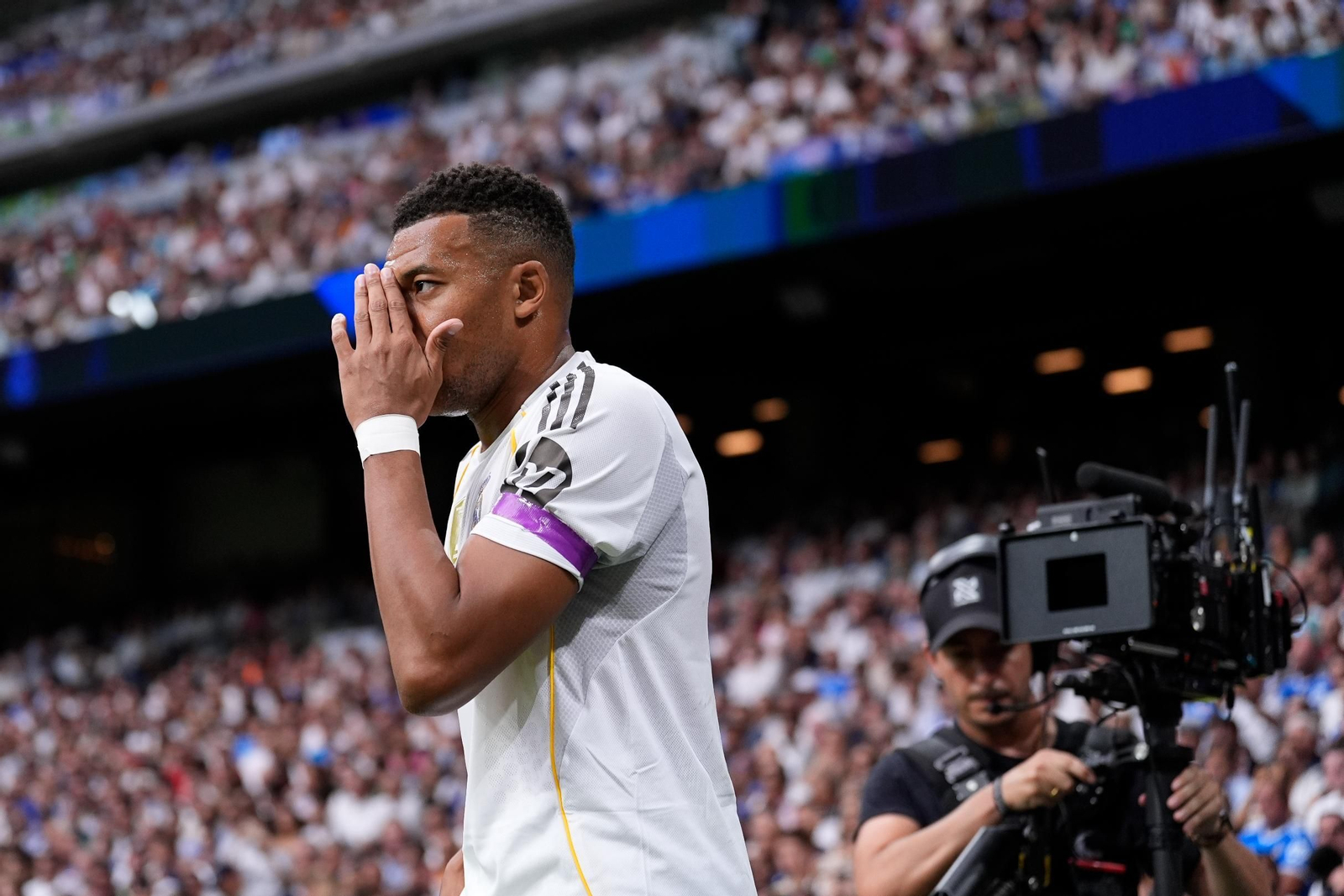 EuropaPress_6970720_Kylian_Mbappe_of_Real_Madrid_CF_looks_on_during_th.jpg