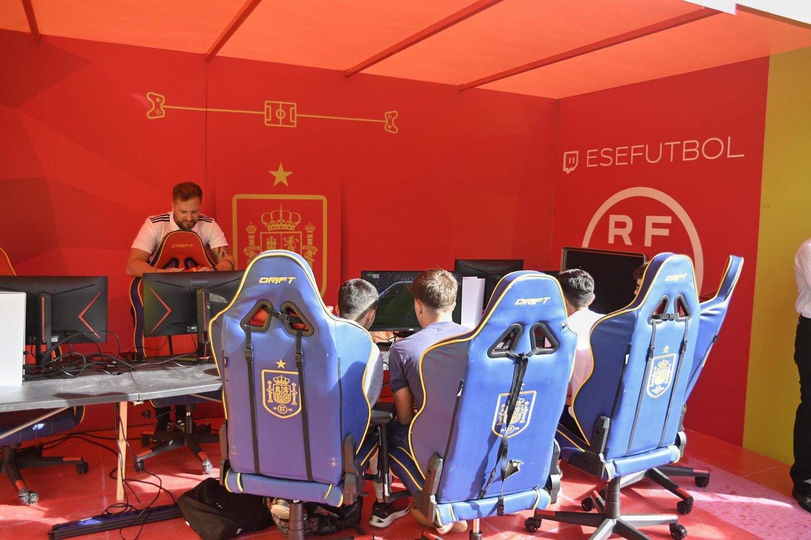 Las mejores fotos del inicio de la 'fan zone' de la selección española en Córdoba