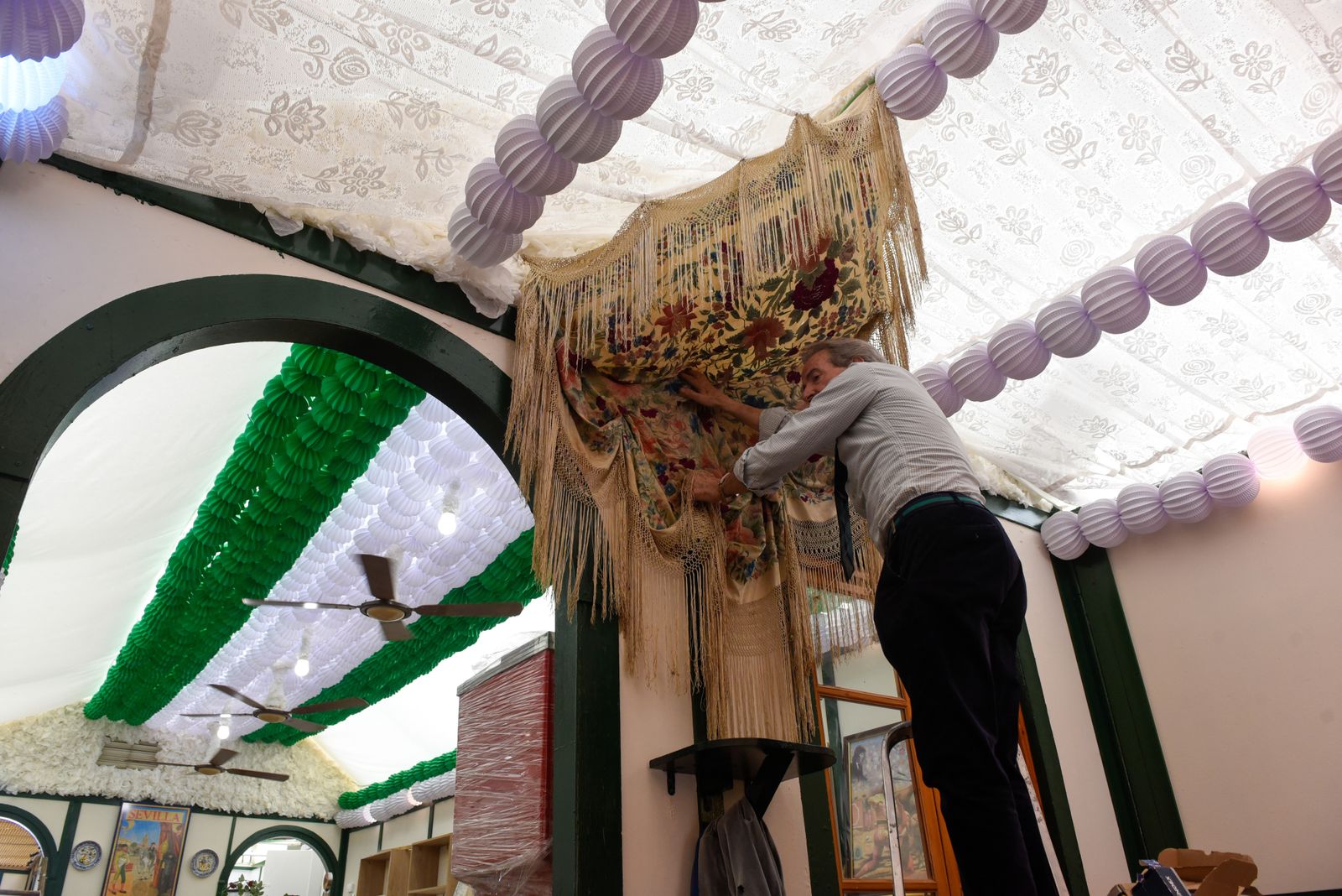 Imágenes de los últimos preparativos de la Feria de Sevilla 2024