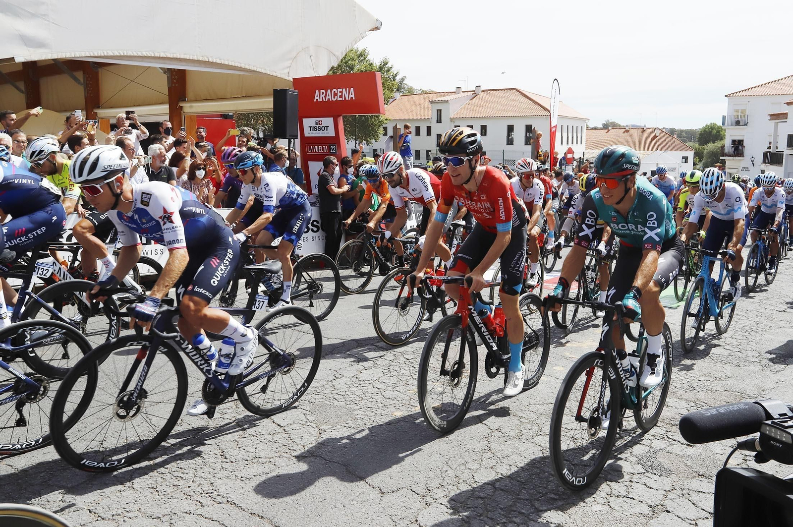 Imágenes de la Vuelta Ciclista a España en su salida desde Aracena en la 17ª etapa