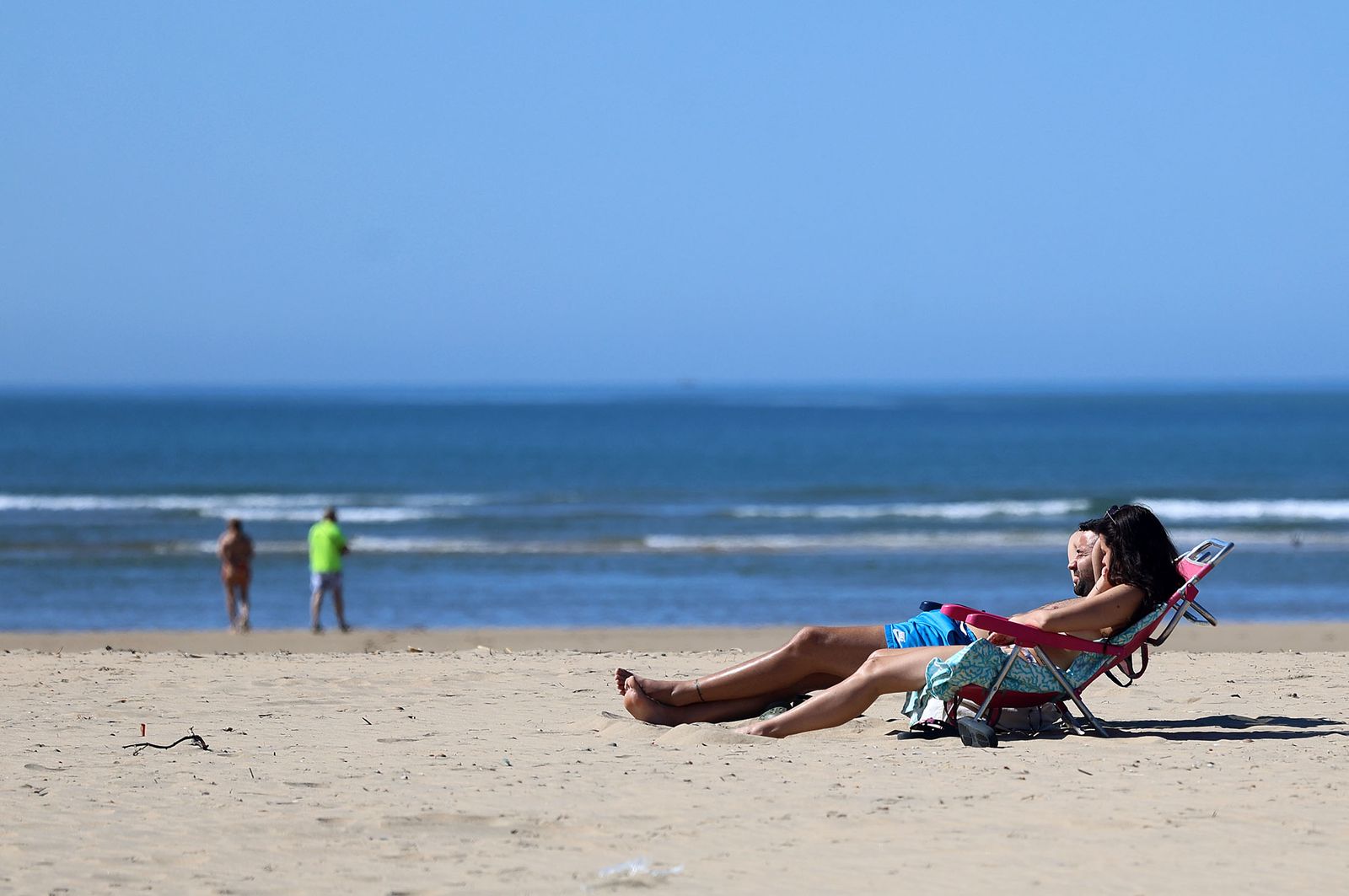 Imágenes del ambiente en las playas de Huelva durante la mañana