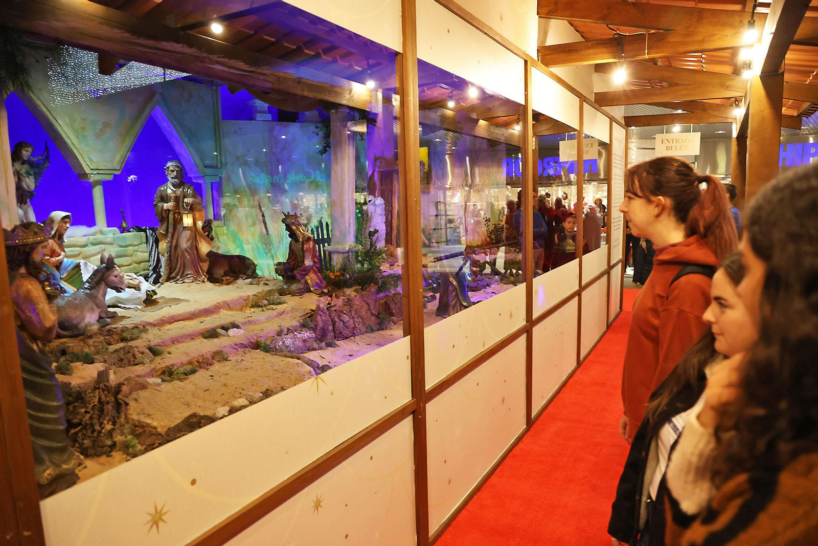 Imágenes de la inauguración del Belén Solidario del Consejo de Cofradías y Hermandades y el Corte Inglés