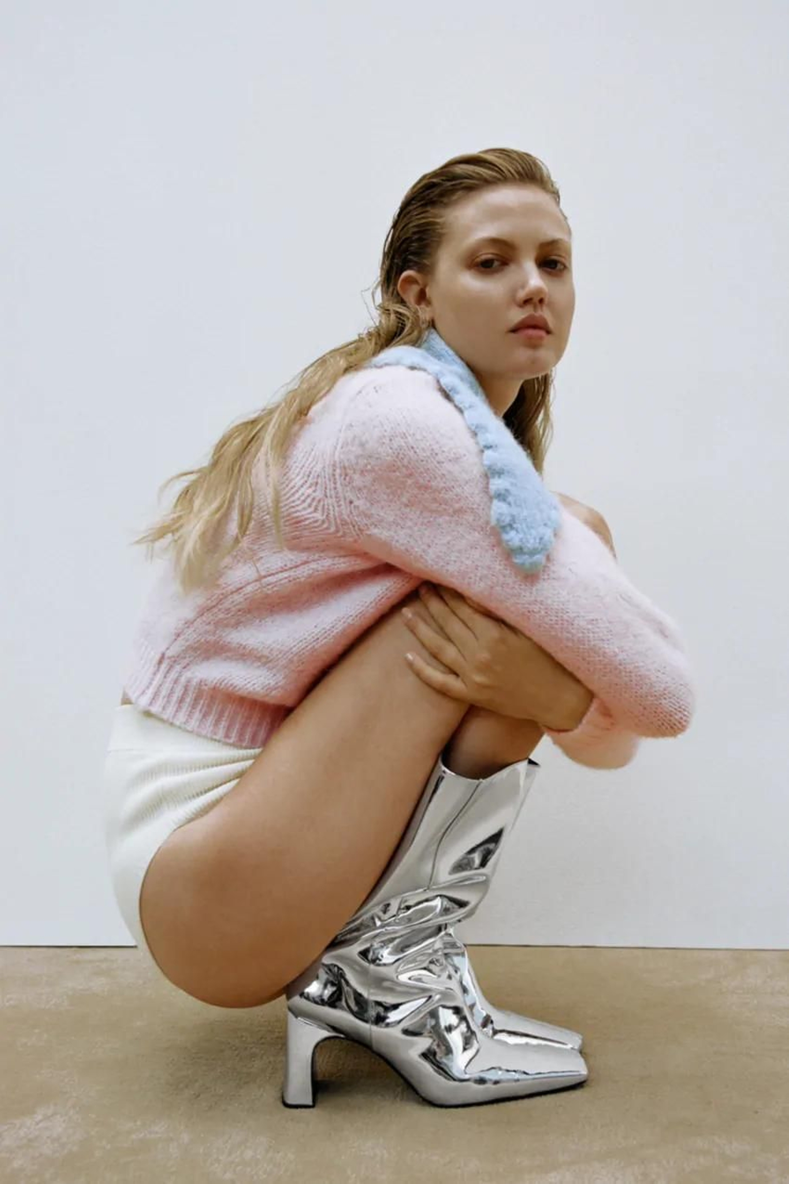 Chaqueta joya con maxi cuello babero de Zara.