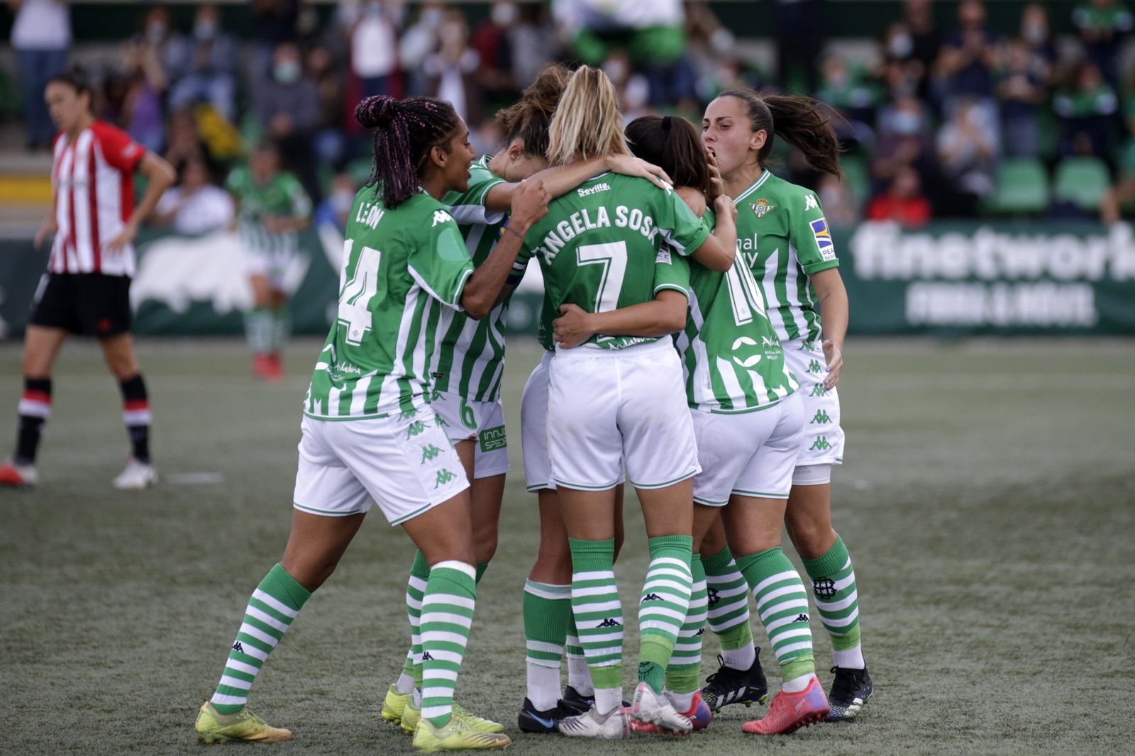 Las jugadoras del Betis Féminas celebran uno de los goles.