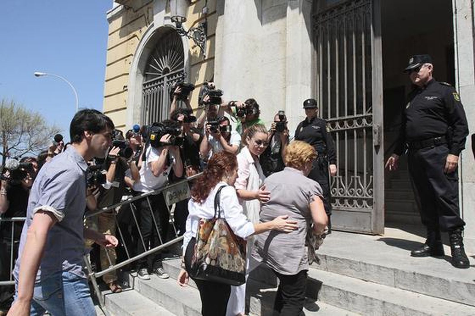 Maria José Campanario, en compañía de su madre, entrando en la Audiencia Provincial entre fuertes medidas de seguridad./Fotos:Joaquín Pino/Lourdes de Vicente

Foto: Joaquin Pino / Lourdes de Vicente
