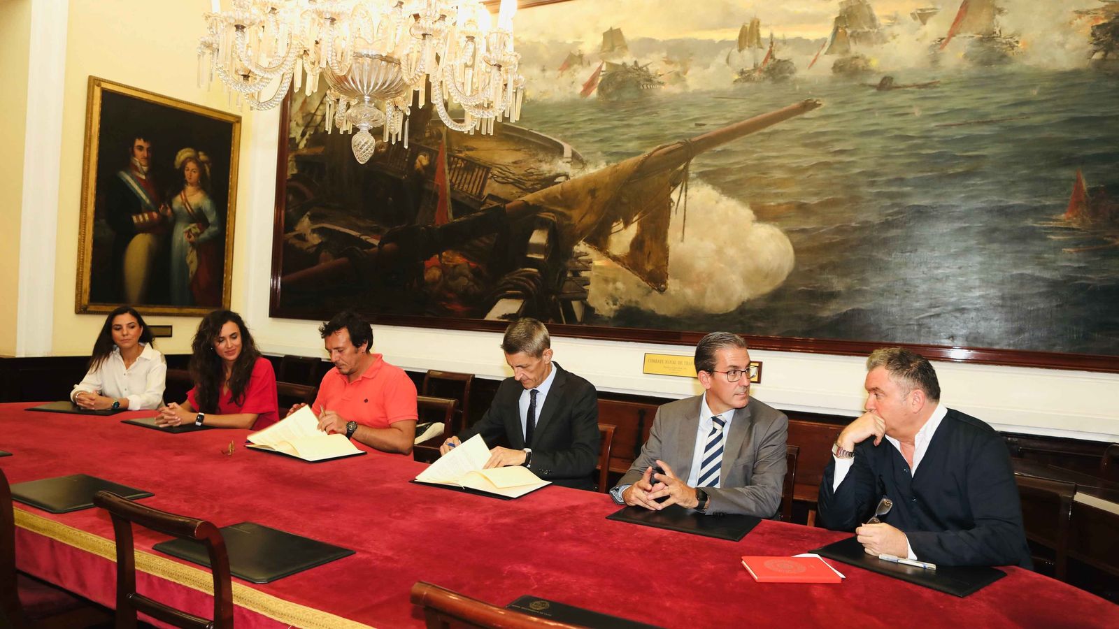 La renovación del acuerdo se celebró en el Ayuntamiento de Cádiz.