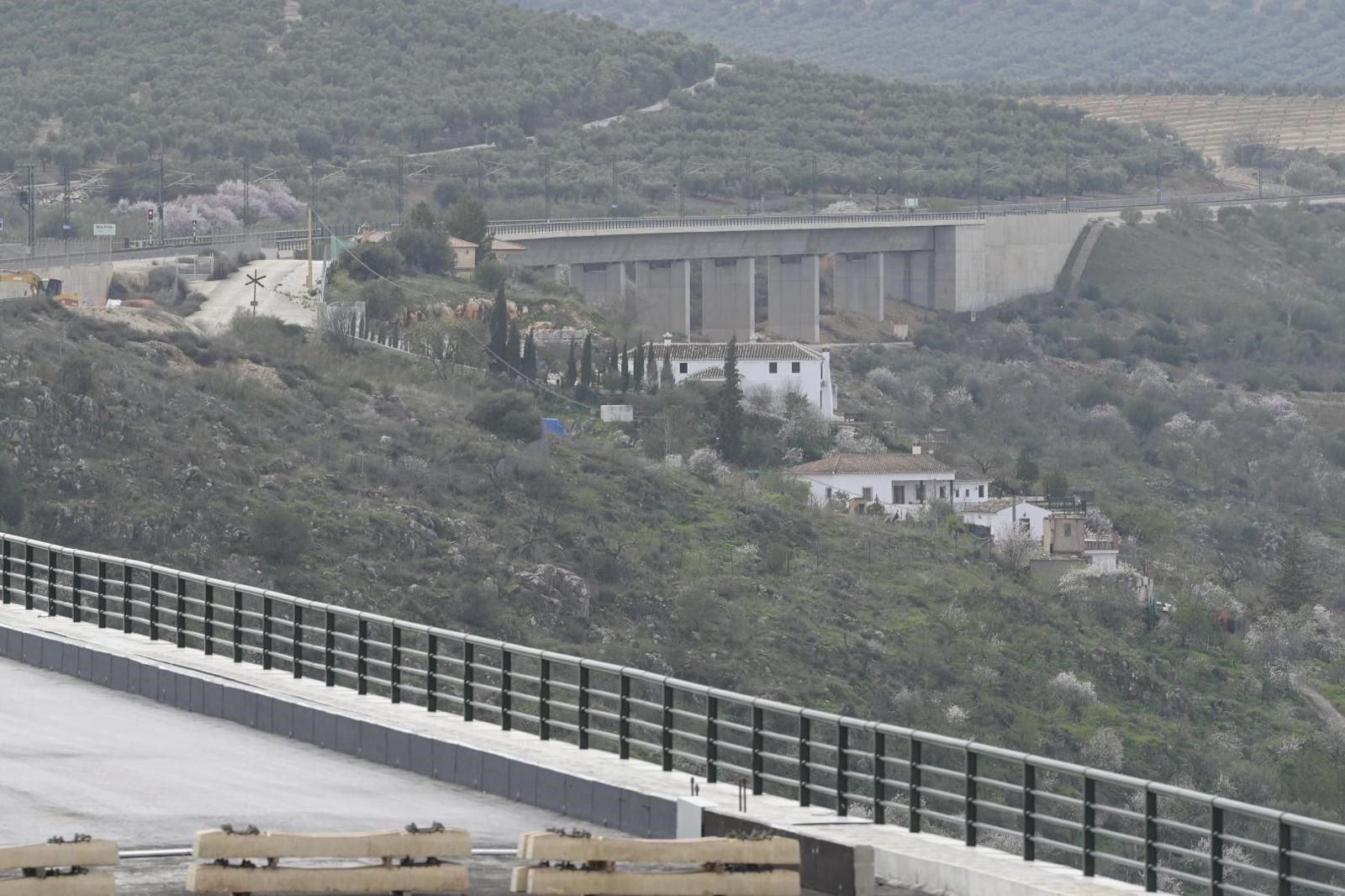 Todas las imágenes de la visita del ministro Óscar Puente a las obras de la Variante de Loja en Granada