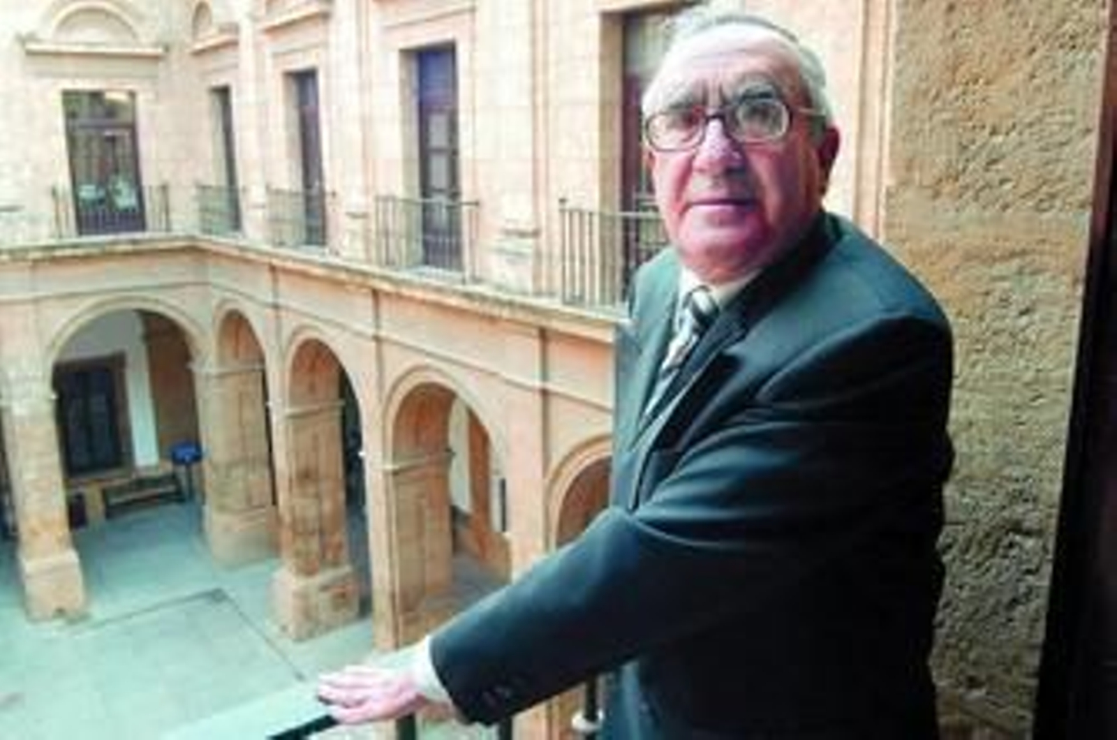 El catedrático Rogelio Reyes Cano, fotografiado en la Universidad de Sevilla.