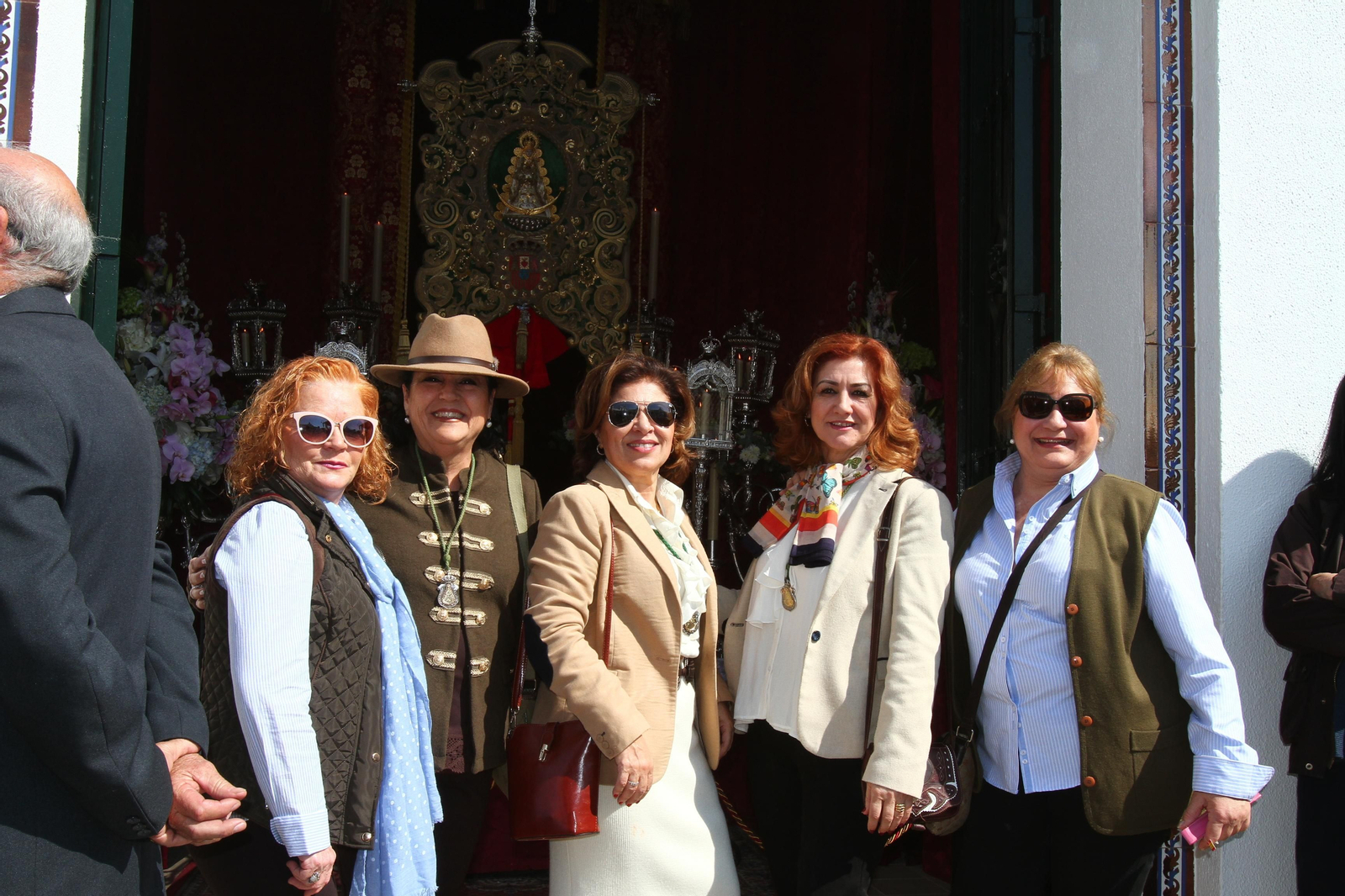 La Hermandad de Huelva se presenta ante la Virgen del Rocío en su peregrinación a la aldea almonteña