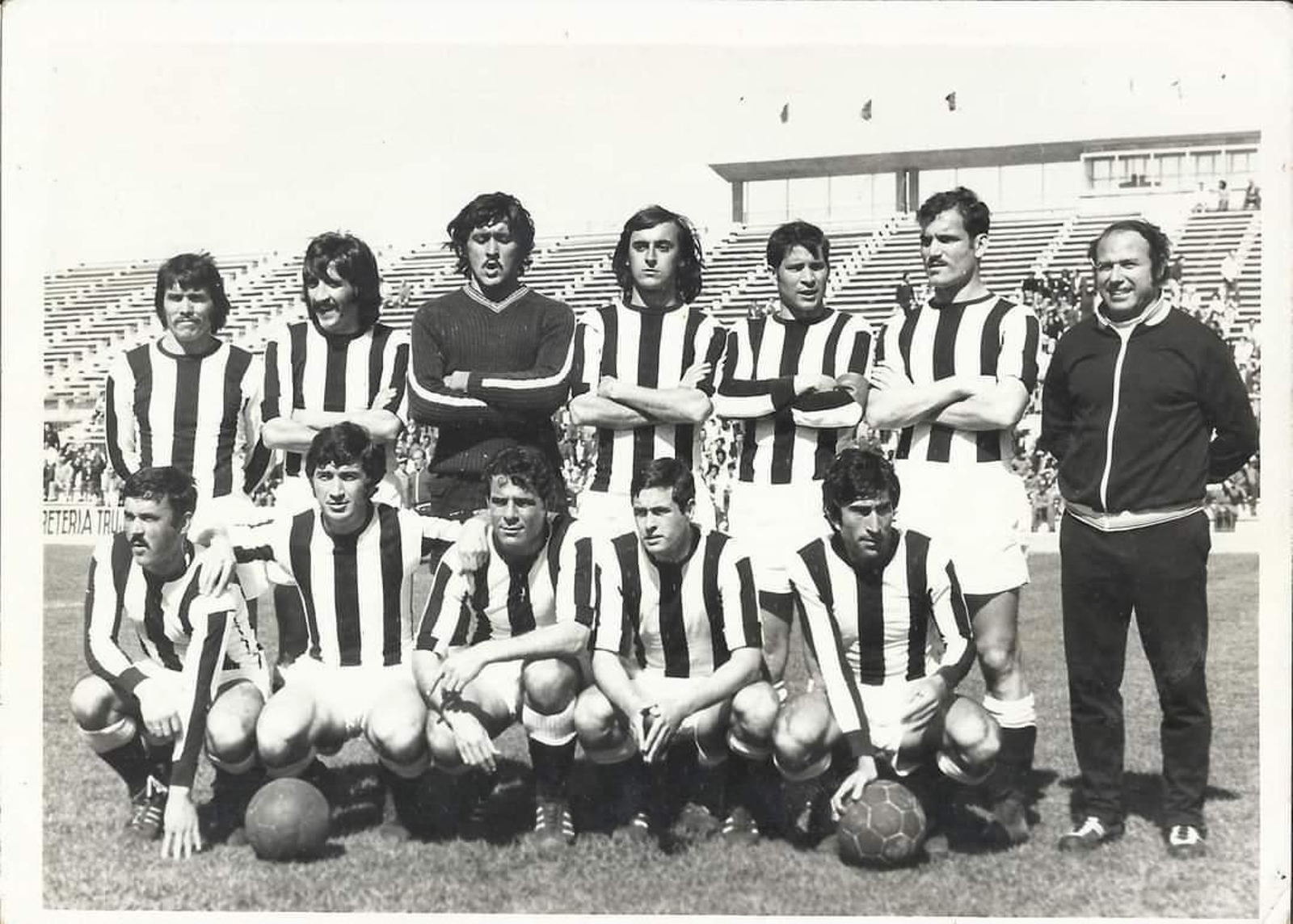 El 'Comando Jaco' posa antes de un encuentro, con el míster, de pie, a la izquierda