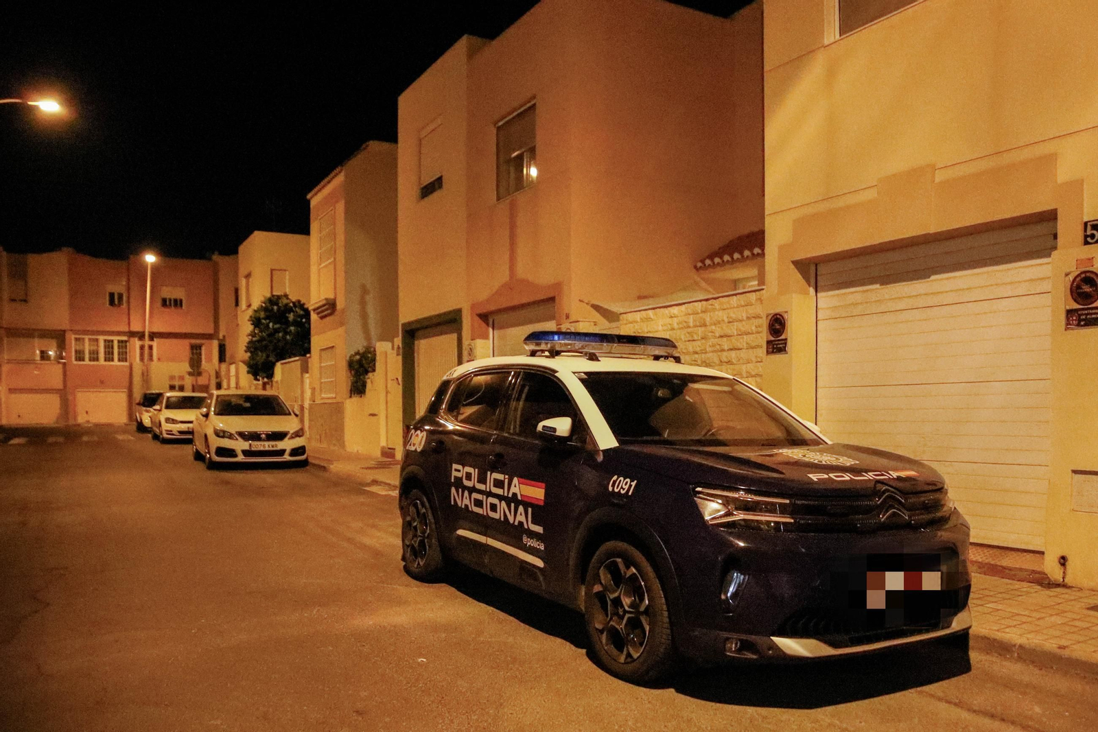 Un coche de la Policía Nacional, en la calle donde han tenido lugar los hechos.