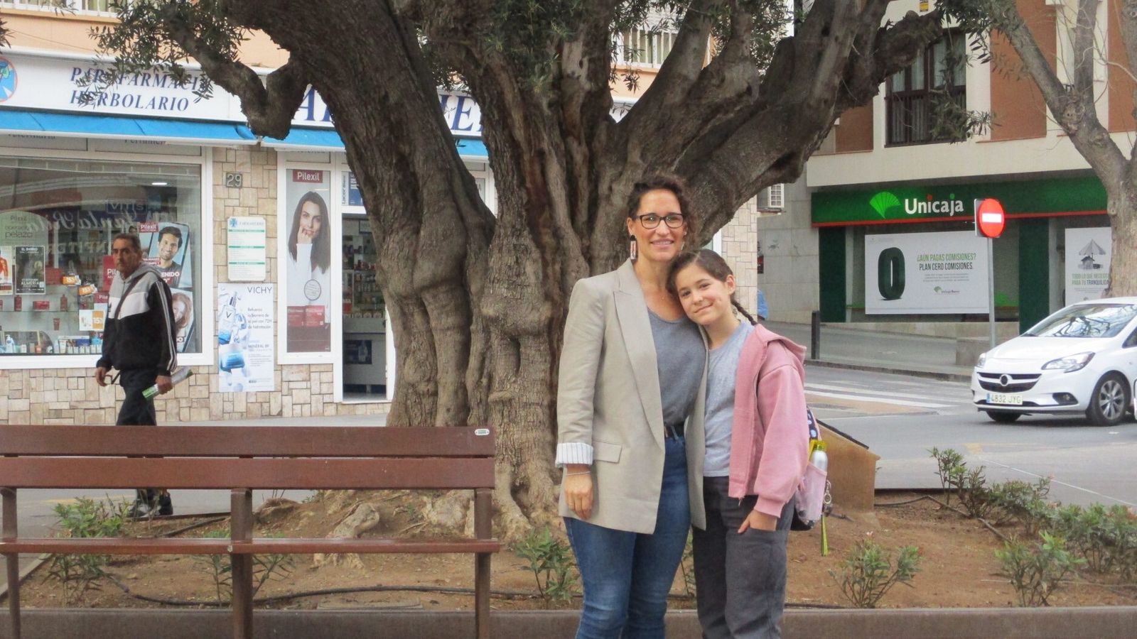 Elena León es presidenta de la Asociación de Mujeres de Militares y trabaja como Arquitecto Técnico. Aquí la vemos con su hija Isabel..
