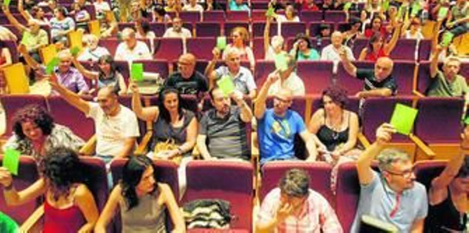 Los asistentes votan al inicio de la asamblea.