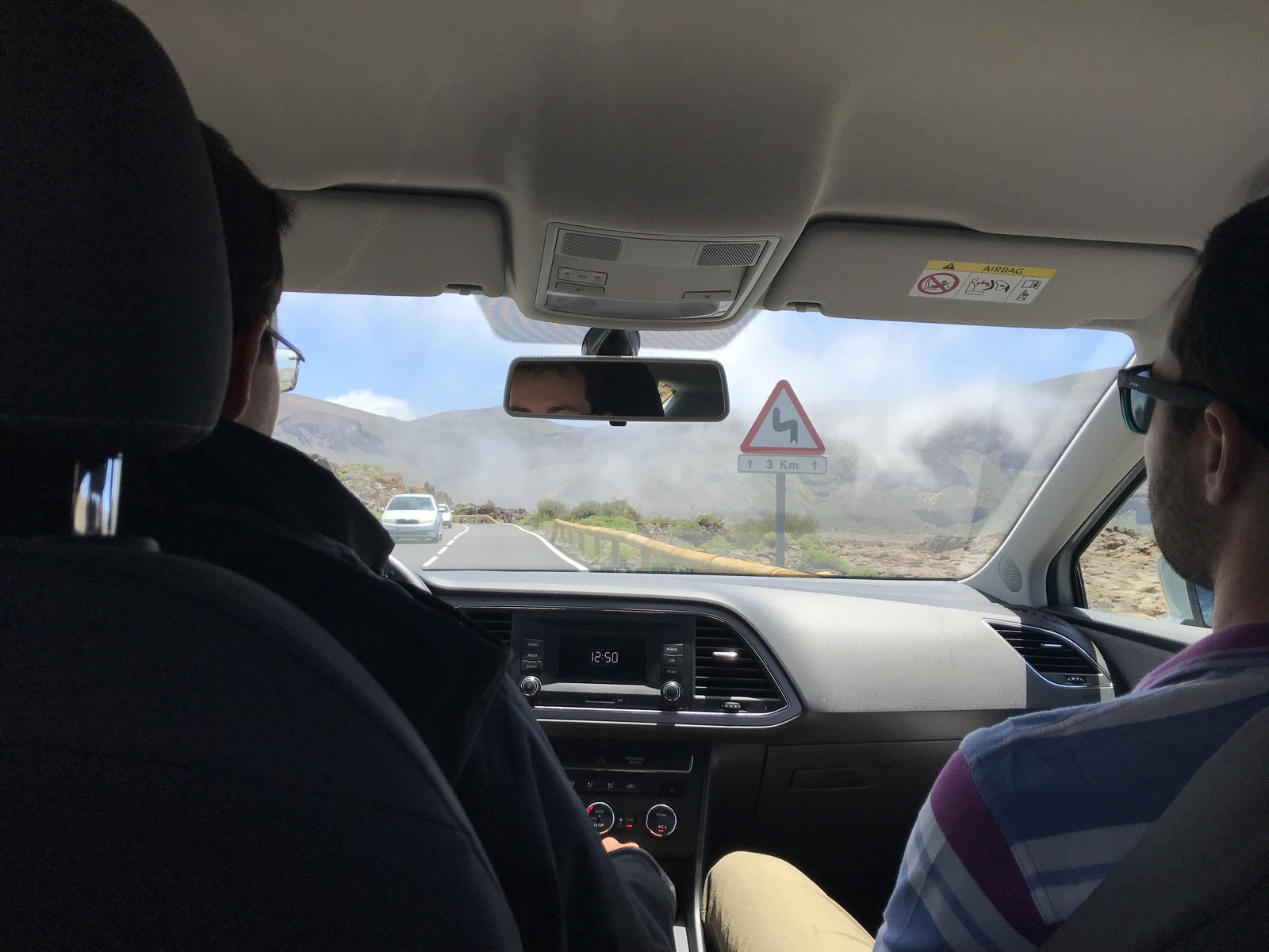 18. En ocasiones la carretera que conecta con el Parque Nacional tiene cielos nubosos. Pero en la cima brilla el sol.