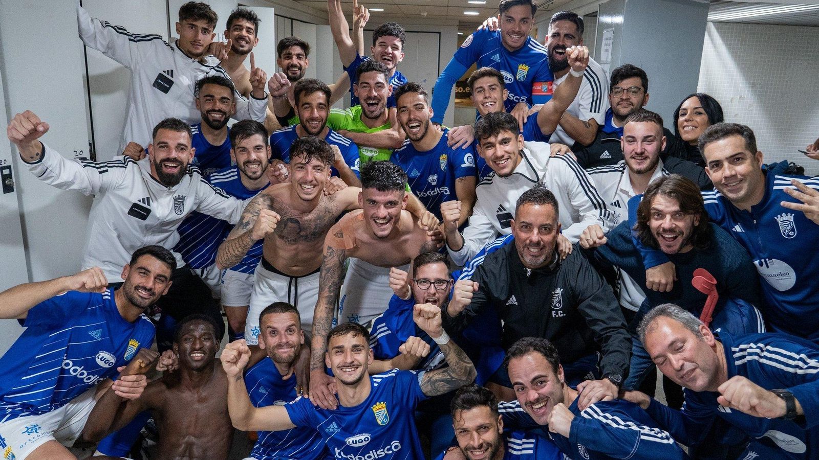 Los jugadores del Xerez CD celebran la goleada al Espeleño y el liderato al término de la primera vuelta.