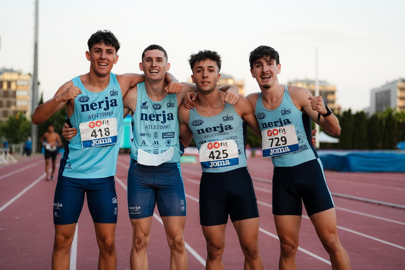 Los componentes del equipo de relevos del Trops-Cueva de Nerja, entre ellos el almeriense, posan tras el título conseguido.