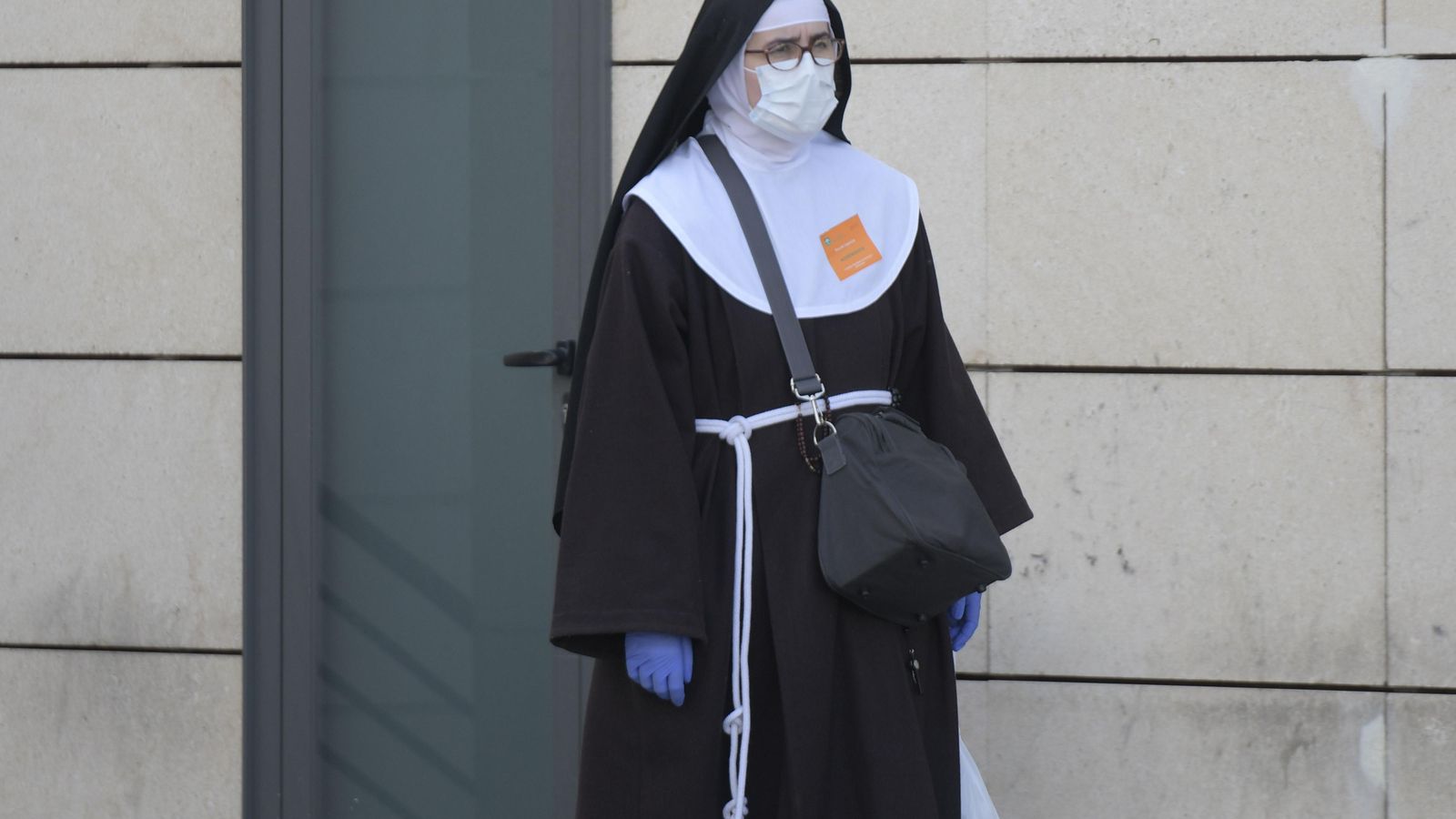 Una monja sale a comprar durante el estado de alarma en Granada.