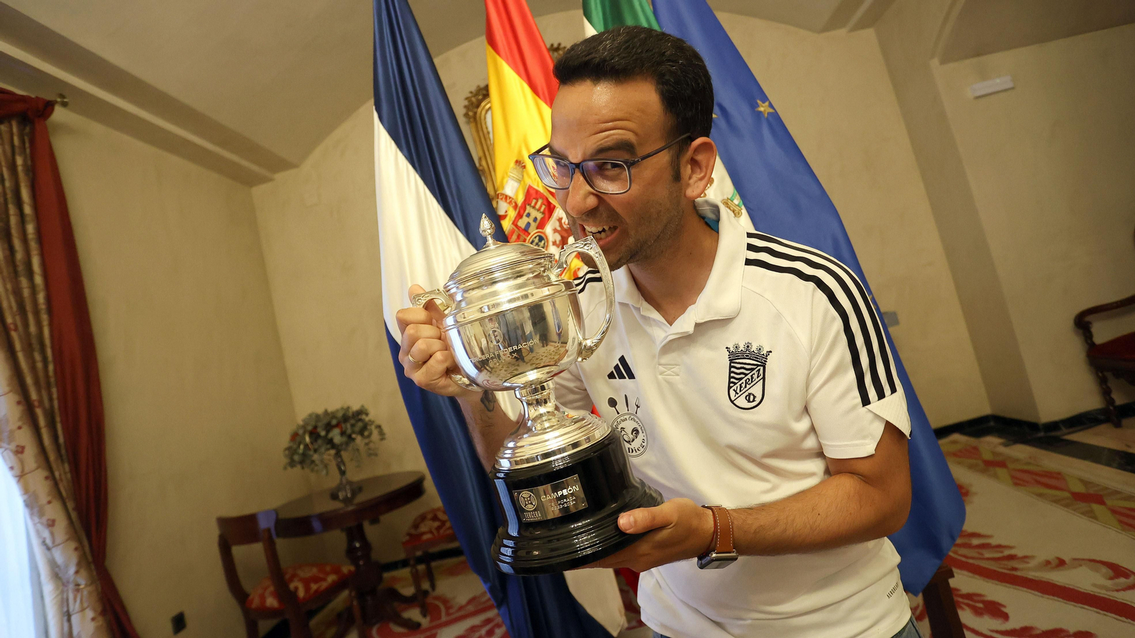 Baño de masas del Xerez CD en Jerez por su ascenso