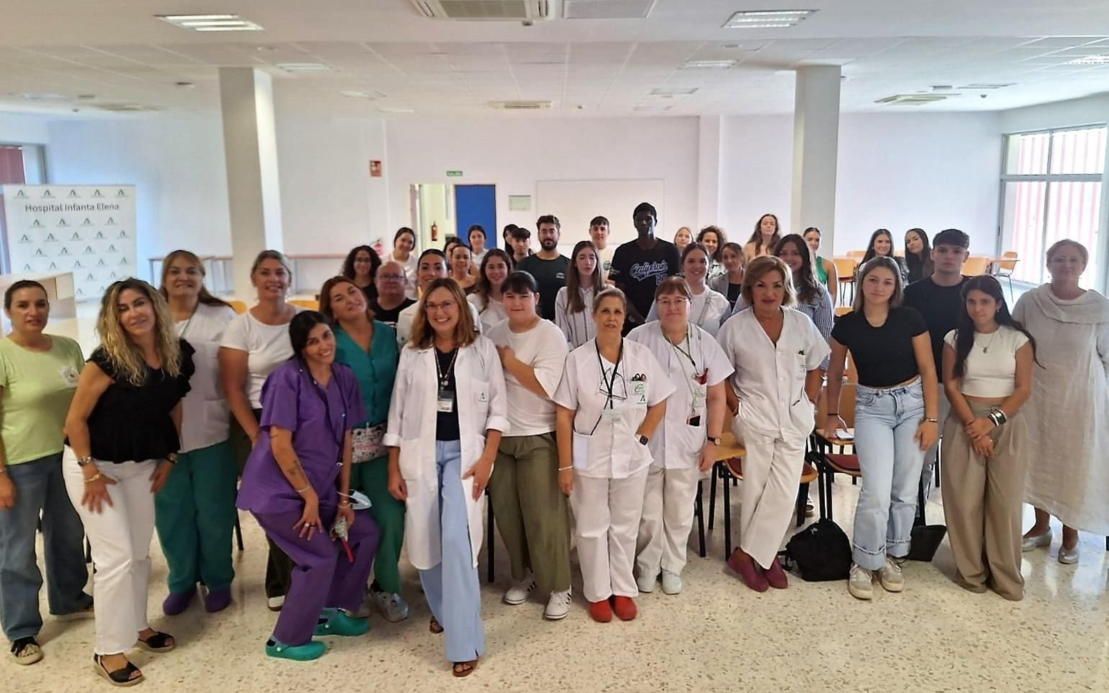 Profesionales con alumnos en prácticas.