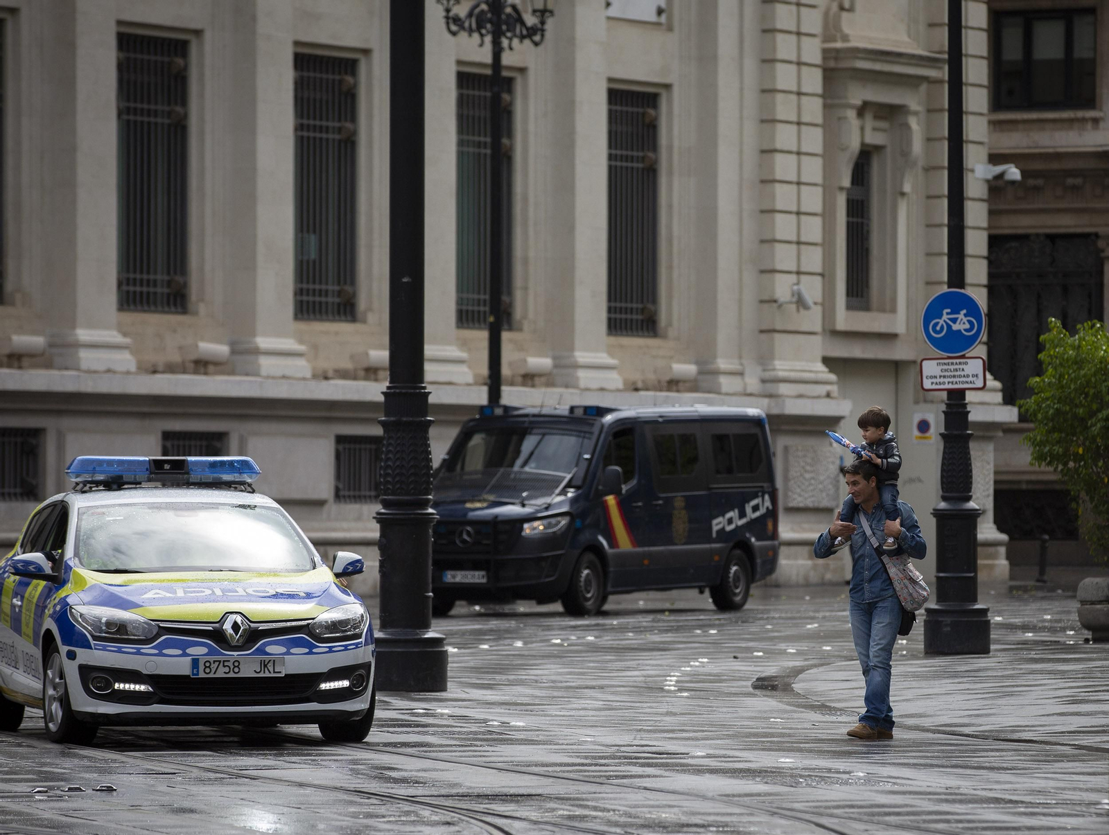 Coronavirus: Las imágenes del segundo día laboral de cuarentena en Sevilla