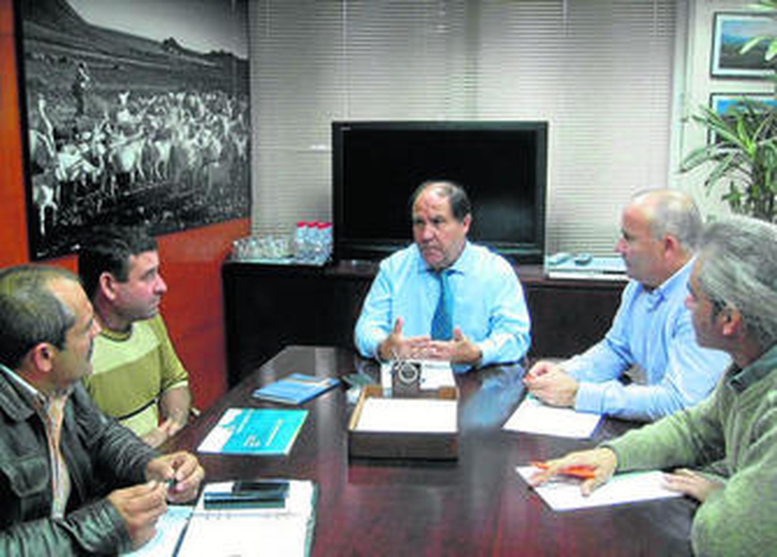 El delegado de Agricultura y Pesca, José Antonio Salinas, con los regantes de Río Adra.
