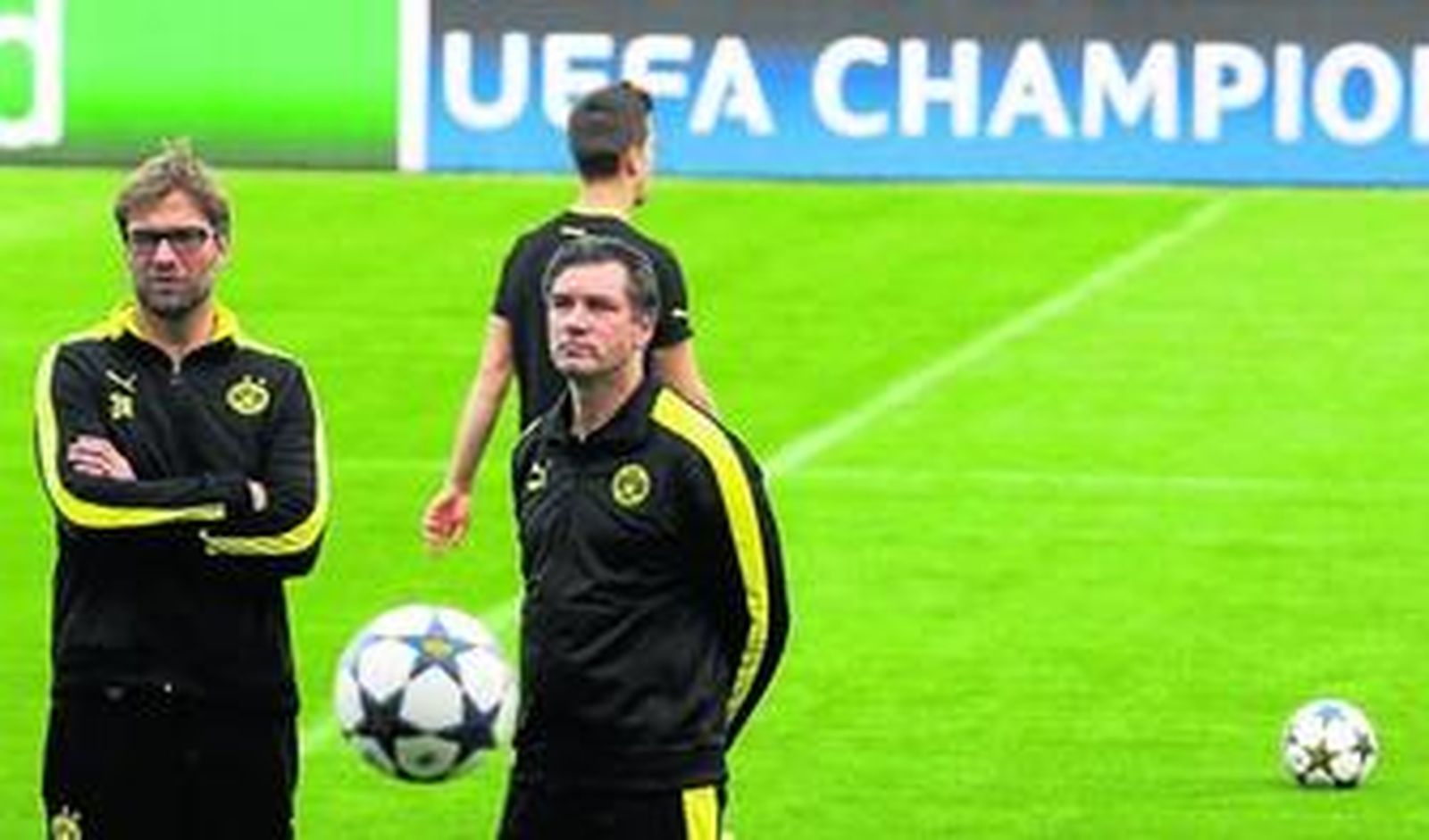 Jürgen Klopp y su segundo analizan el trabajo de los suyos durante el entrenamiento de ayer.