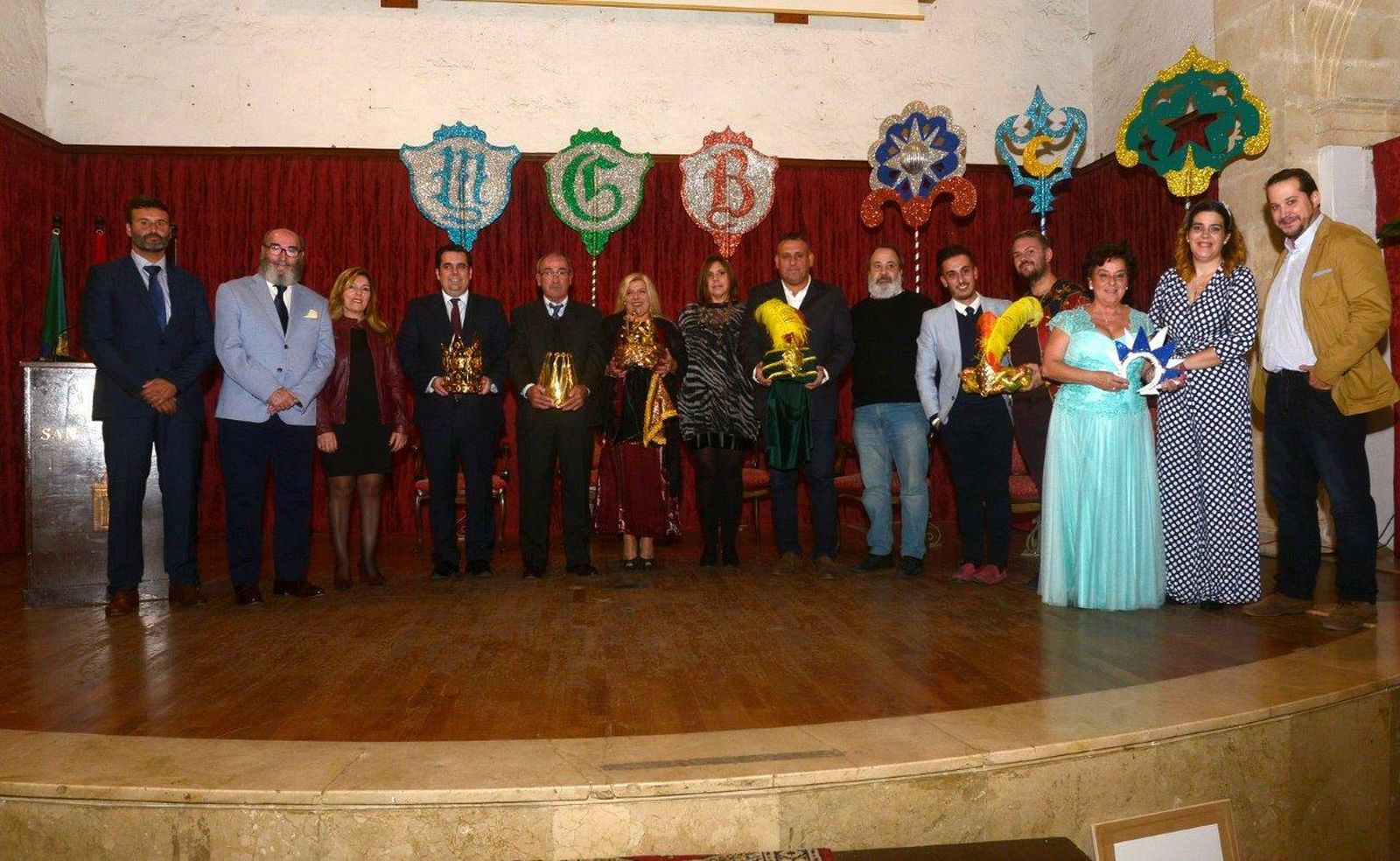 Foto tomada en el traspaso de coronas entre el séquito del año 2018 y el del 2019, donde la mayoría de los integrantes han fundado la nueva Asociación de Reyes Magos de El Puerto.