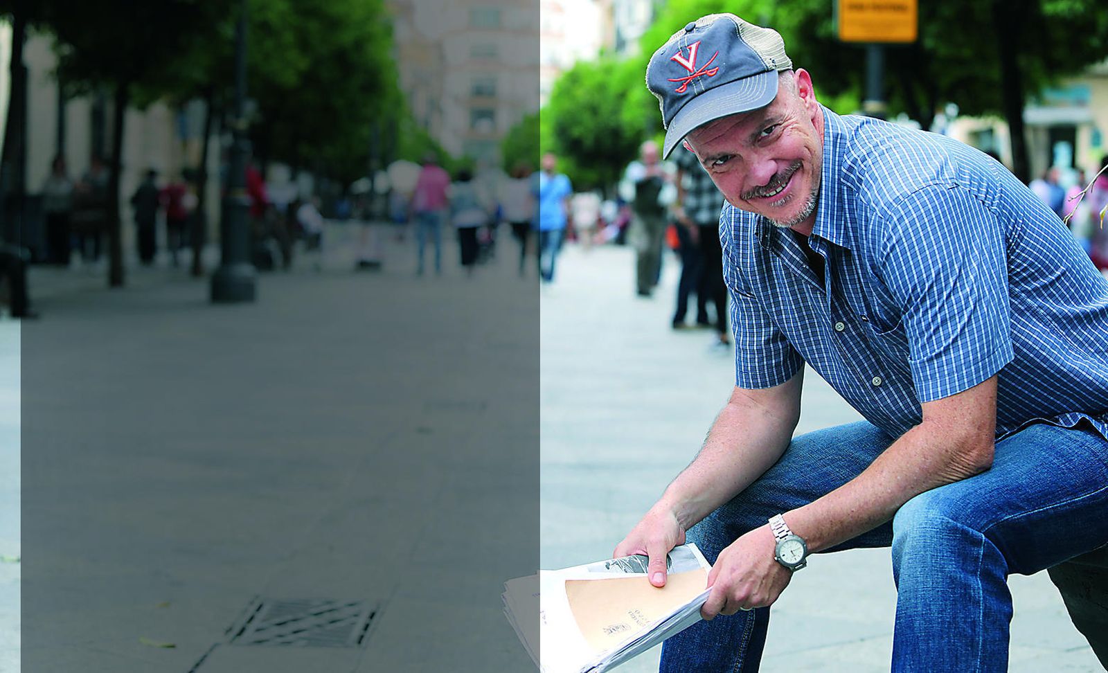 Charlie Geer posa en la calle Larga, en pleno corazón de Jerez, donde reside desde hace tres años.