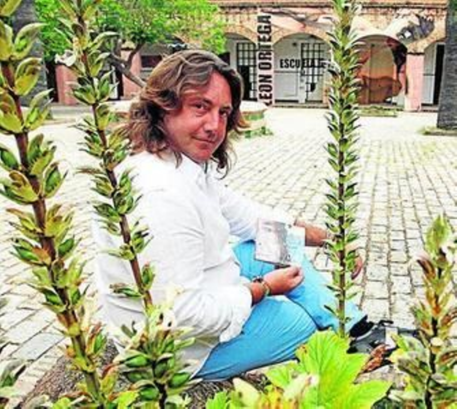 El artista inició su gira en la Escuela de Arte León Ortega.