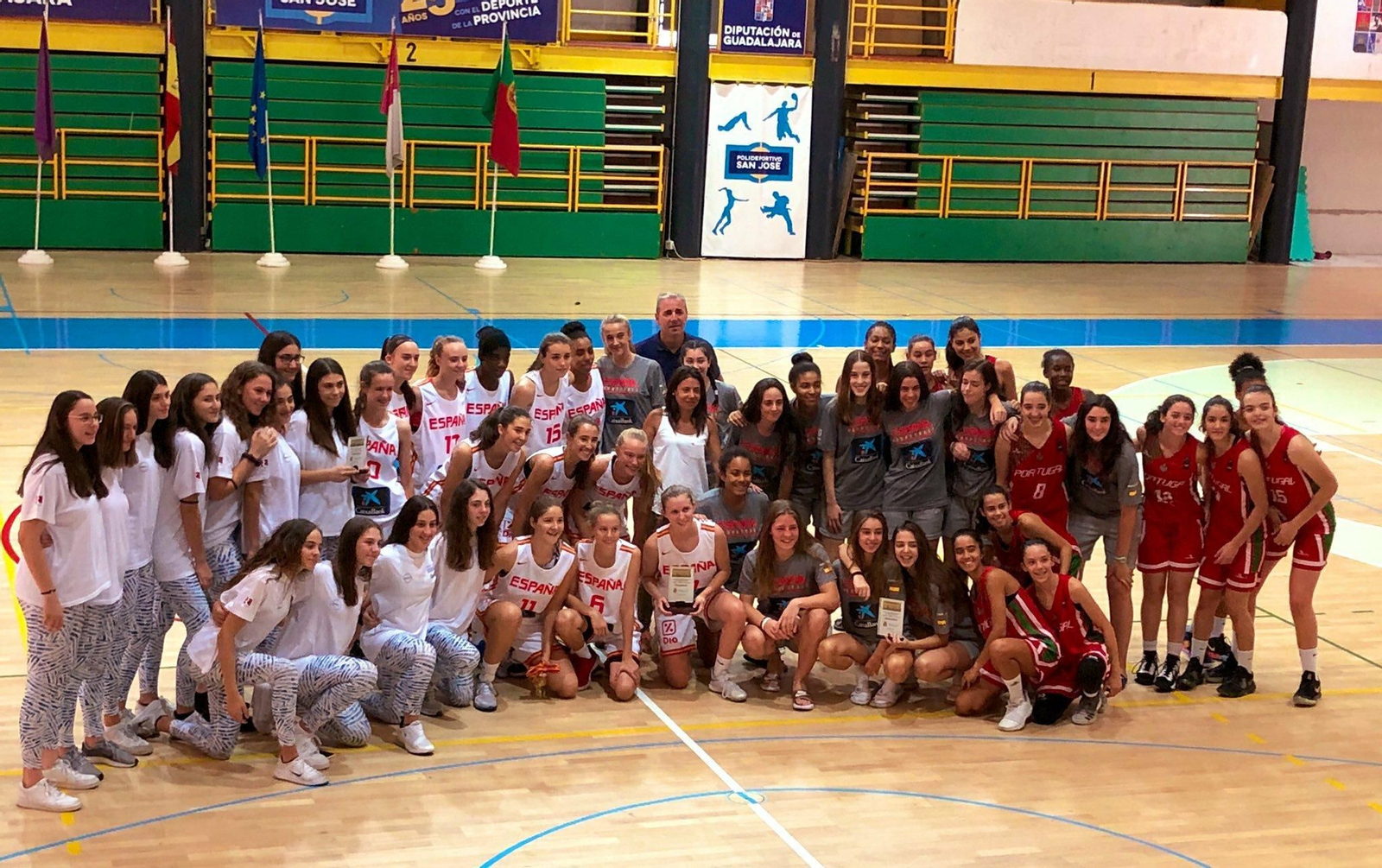 Los equipos posan al final del torneo. Los equipos posan al final del torneo.