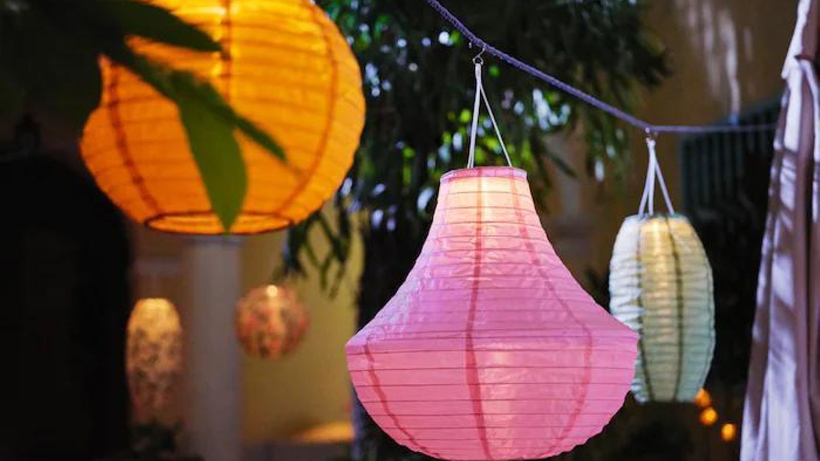 Guirnaldas de colores para la decoración de la terraza.